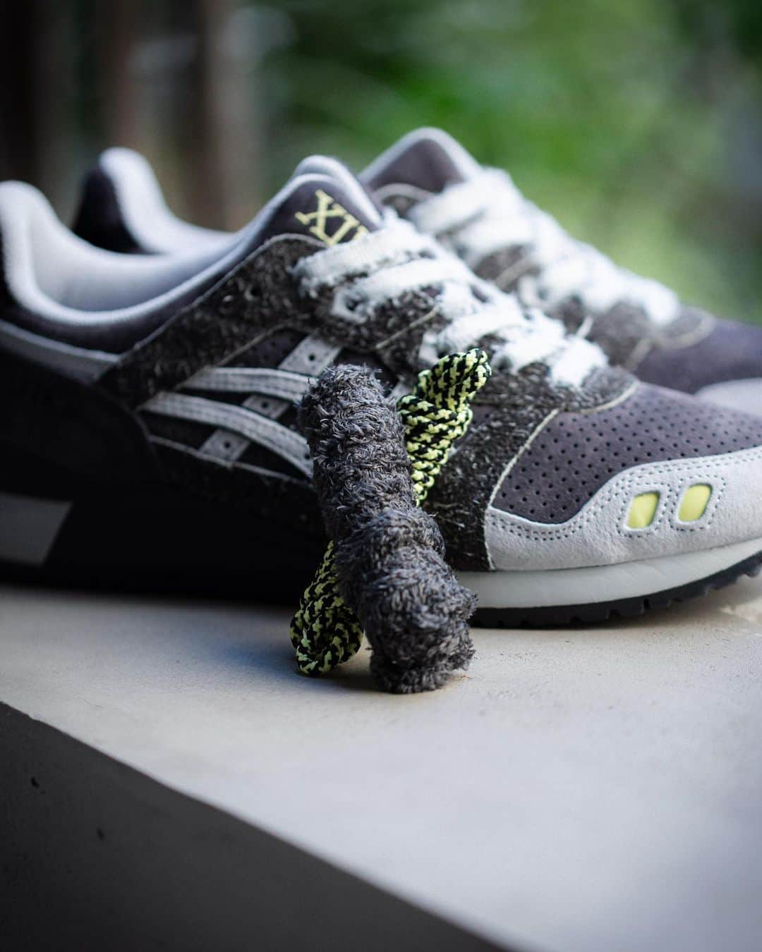 アトモスさんのインスタグラム写真 - (アトモスInstagram)「. asics GEL-LYTE III OG  ハロウィンにまつわるさまざまな迷信からインスピレーションを受けたGEL-LYTE III OGが登場。 ASICSのアイコニックなスニーカーGEL-LYTE III OGのディテールにハロウィン要素を落とし込み、アッパーはグレーヘアリースウェードとファントムのスウェードで構築し、タン部分にXIIIの刺繍を施しています。 かかと部にはGELテクノロジーが組み込まれ、衝撃緩衝性と快適な履き心地をサポート。ベロ部分を縦に大きく2分割したスプリットタンが特徴的で、甲部分を包み込みフィットするため足入れ感が良く、履いている時もベロ部がずれにくい設計となっています。 本商品はは10月6日(金)よりatmos-tokyo.comにて抽選受付開始。10月13日(金)よりatmos各店（一部店舗除く）、atmosオンラインにて展開予定。  Introducing GEL-LYTE III OG, inspired by various superstitions related to Halloween. Incorporating Halloween elements into the details of ASICS' iconic sneaker GEL-LYTE III OG, the upper is constructed from gray hairy suede and phantom suede, with XIII embroidered on the tongue. GEL technology is incorporated in the heel to support shock absorption and comfort. They are characterized by a split tongue that divides the tongue into two vertically, and it wraps around the instep for a comfortable fit, and the tongue is designed to prevent it from slipping when you are wearing it. This product will be available for lottery at atmos-tokyo.com from October 6th (Friday). Scheduled to be available at atmos stores (excluding some stores) and atmos online from October 13th (Friday).  #atmos #asics」10月9日 10時04分 - atmos_japan