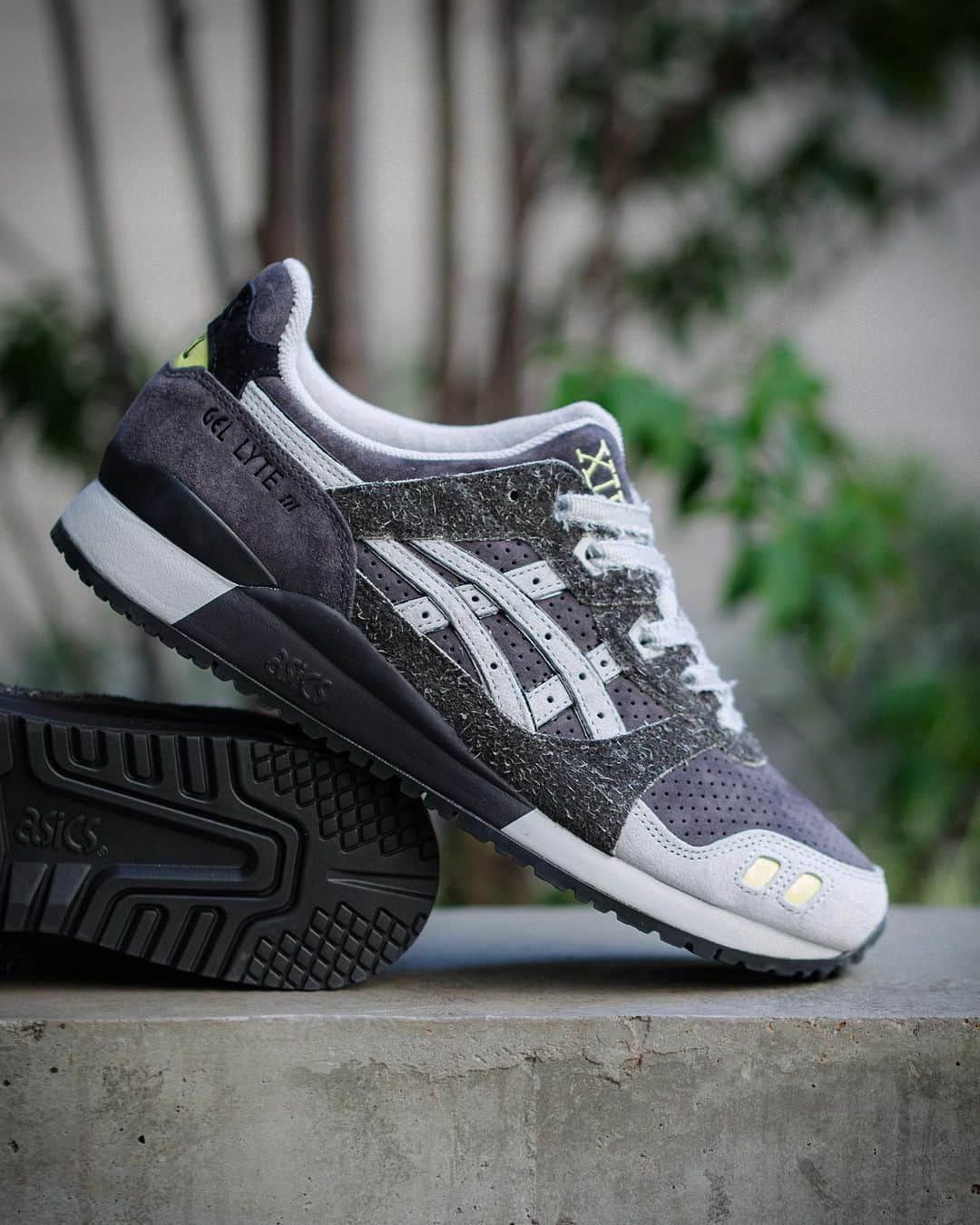 アトモスのインスタグラム：「. asics GEL-LYTE III OG  ハロウィンにまつわるさまざまな迷信からインスピレーションを受けたGEL-LYTE III OGが登場。 ASICSのアイコニックなスニーカーGEL-LYTE III OGのディテールにハロウィン要素を落とし込み、アッパーはグレーヘアリースウェードとファントムのスウェードで構築し、タン部分にXIIIの刺繍を施しています。 かかと部にはGELテクノロジーが組み込まれ、衝撃緩衝性と快適な履き心地をサポート。ベロ部分を縦に大きく2分割したスプリットタンが特徴的で、甲部分を包み込みフィットするため足入れ感が良く、履いている時もベロ部がずれにくい設計となっています。 本商品はは10月6日(金)よりatmos-tokyo.comにて抽選受付開始。10月13日(金)よりatmos各店（一部店舗除く）、atmosオンラインにて展開予定。  Introducing GEL-LYTE III OG, inspired by various superstitions related to Halloween. Incorporating Halloween elements into the details of ASICS' iconic sneaker GEL-LYTE III OG, the upper is constructed from gray hairy suede and phantom suede, with XIII embroidered on the tongue. GEL technology is incorporated in the heel to support shock absorption and comfort. They are characterized by a split tongue that divides the tongue into two vertically, and it wraps around the instep for a comfortable fit, and the tongue is designed to prevent it from slipping when you are wearing it. This product will be available for lottery at atmos-tokyo.com from October 6th (Friday). Scheduled to be available at atmos stores (excluding some stores) and atmos online from October 13th (Friday).  #atmos #asics」