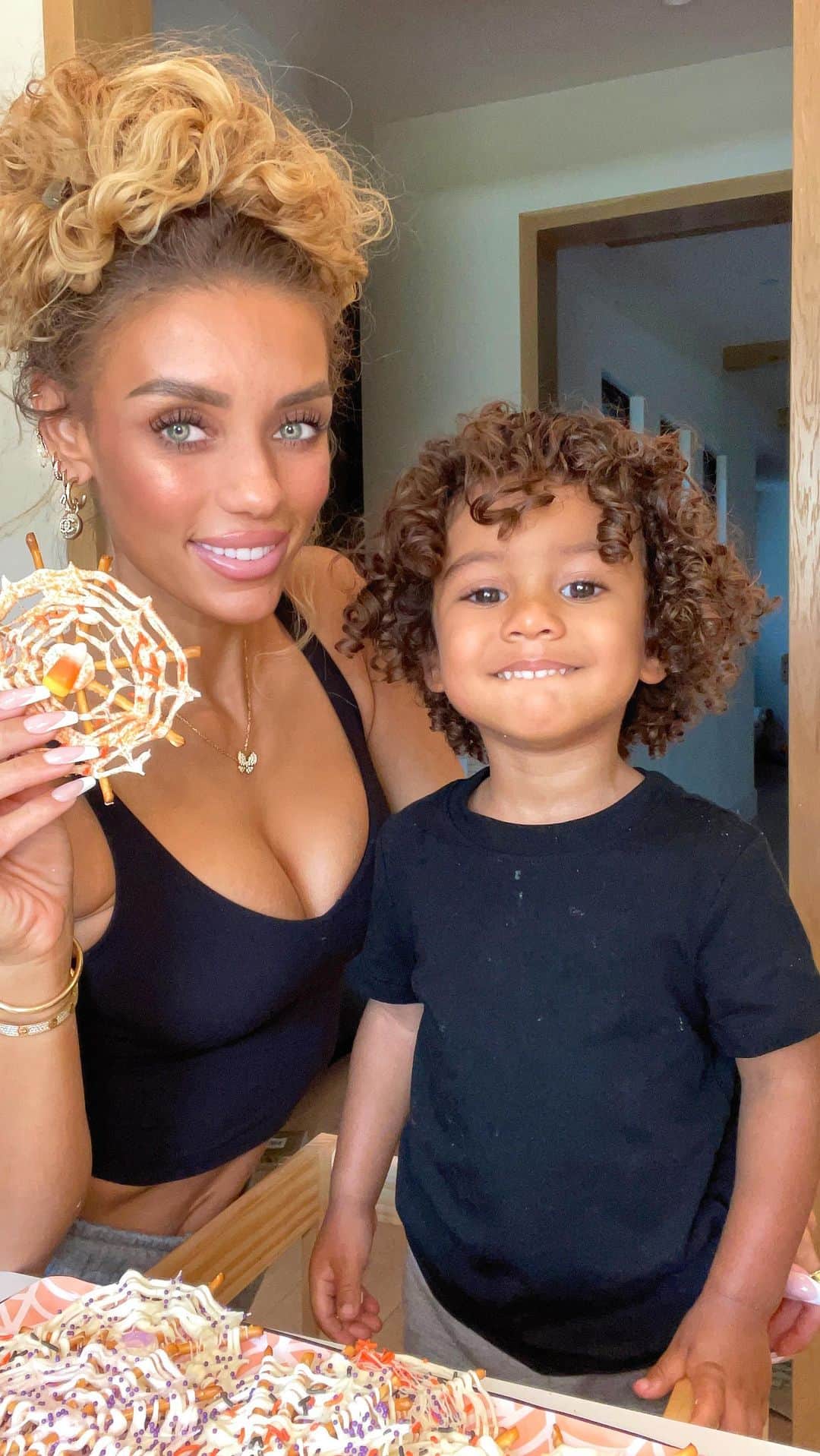Jena Frumesのインスタグラム：「Chocolate Spiderweb Pretzels 🕸️ 🥨 🕷️   These were fun to make! Less fun to clean up🤣but so worth it for how happy @jasonking was🫶🏽  Inspired by @melissas_healthykitchen 🖤  ingredients 📜 •pretzel sticks •white chocolate chips •sprinkles  •parchment paper」