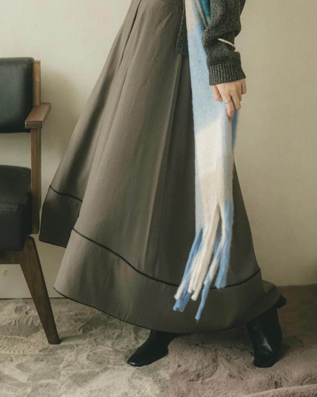 Vannie Officialさんのインスタグラム写真 - (Vannie OfficialInstagram)「【RENA direction item】@rena_yoshitsugu フロントジップフレアスカート black / gray free size ¥6,930 tax in  … Design …  ・たっぷり大きめタックが入ったフレアスカート ・柔らかく落ち感のある素材で揺れる裾が女性らしい印象に ・フロントジップでフェミニンになりすぎずモードな雰囲気も ・裾のコードパイピングが高級感を演出 ・脚が綺麗に見えるフィッシュテールカット ・裏地付きでオールシーズン着れる嬉しいフレアスカートです  … Styling …  ハイウエストでウエストからヒップまではスッキリ 裾はフレアに広がるシルエットなので コンパクトなトップスを合わせてスタイルアップするのがおすすめ。 ベーシックなブラックと、少し温かみのあるグレーの オン・オフで使いやすい2色展開です。 ━━━━━━━━━━━━━━━━━━━ 透け感：なし 裏地：あり 厚さ：普通 伸縮性：なし 光沢感：なし ━━━━━━━━━━━━━━━━━━━ ※詳しくは洗濯タグをご確認ください  #vannie_u #vannieu #ヴァニーユー #zozotown #ゾゾタウン #ゾゾ #ゾゾ購入品 #フロントジップ  #フェミニン  #ロングスカート #ニット #秋服コーデ #秋服 #秋コーデ #冬コーデ #秋冬コーデ #ニットコーデ #着回し #着回しコーデ #デートコーデ #スカート  #デート服 #スカートコーデ #ヴァニーユー #フレアスカート#秋服購入品 #秋服ファッション #大人カジュアル」10月9日 10時08分 - vannie__u