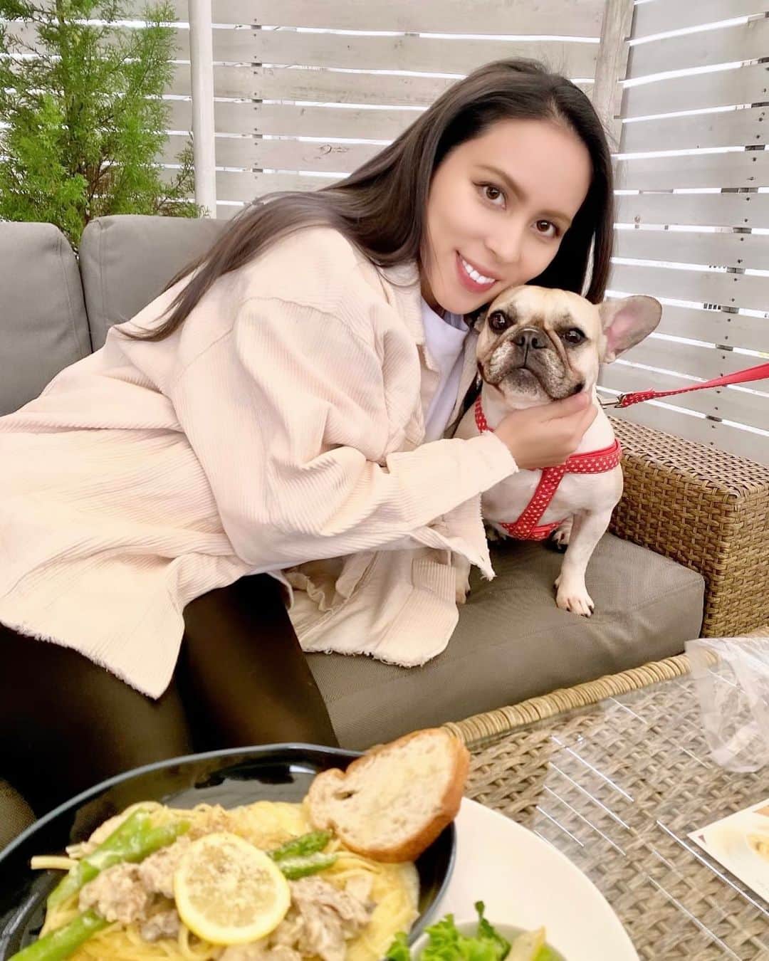 mizukiのインスタグラム：「🐶 家族でランチ🤍 ご近所で気になってたとこ ドッグランもあって最高💛  いつでも遊びこれるね✌️ お散歩がてらこよーっと🧡  #フレンチブルドッグ #カフェ  #犬のいる暮らし #ドッグラン  #frenchbulldog #dog #cafe  #instagood #instalike #instapic」