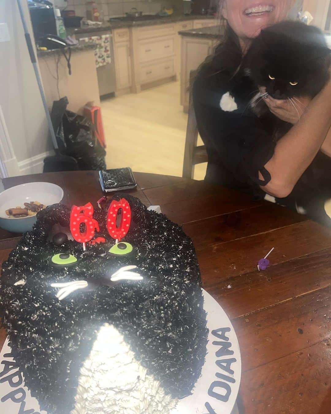 デイビーボーイ・スミス・ジュニアのインスタグラム：「A very Happy and Wodnerful 60th Birthday Celebration to my Mother @dianahartsmith ! A cake presented from her wonderful and AMAZING cat Mittens @mittensforzani  Huge thanks to @sweetsbymariam for the amazing job making this cake. It takes Amazing too! Just like Mittens. 🎂 🥳 🎈 🎊 🎉 ❤️ 🐈‍⬛ 🇨🇦 🍰」