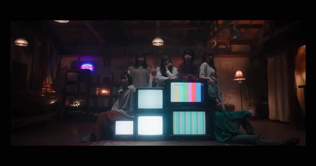 石崎祥子のインスタグラム：「豆柴の大群 Sing Along Time! Musicvideo  美術担当させていただきました」