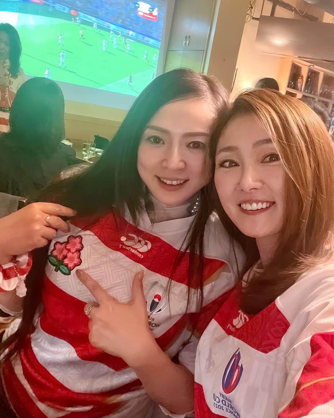 吉永愛さんのインスタグラム写真 - (吉永愛Instagram)「終わっちゃったーーー🏉😭 …ロスです…………。 いい試合だったから残念だけど、日本代表の皆様、ホントお疲れ様でした。 昨夜は、エリコさんと初めましてのお二方とBarry'sさんで応援📣しました！ みんなで楽しかったなあ〜 エリコさんとお揃いのキーホルダーお渡ししたら エリコさんからも頂いた🎁それがよー似たセレクトに2人で笑ったわよーwいつもありがとうございます😊シーズンもまた、ご一緒しましょう〜🏉 巧さん！お料理美味しかったです♪また、来ますね〜😋 #ラグビー #日本vsアルゼンチン  #barrys #調布  #ラグビー日本代表  #カンタベリー #canterbury  #ラグビーワールドカップ2023  #ラグビー女子 #ourteam  #oneteam  #rwc2023 ##愛loveラグビー🏉」10月9日 10時12分 - a.i.yy