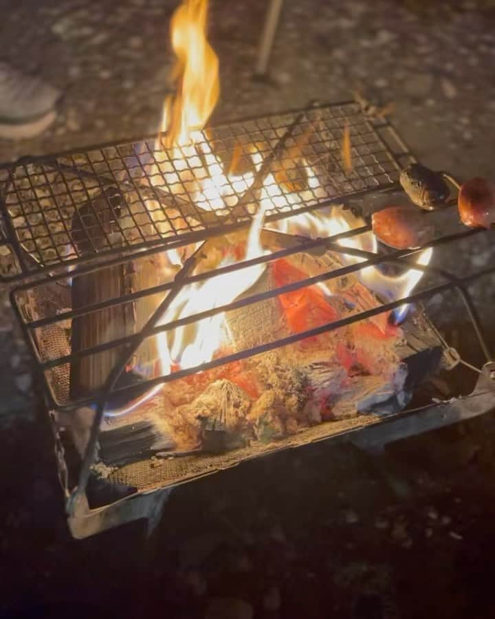 橋本マナミのインスタグラム：「2年ぶりのキャンプ🏕️in山梨県😊 五感を感じるキャンプ💕キャンパーの友人も一緒なのでスペシャルなおもてなしにとても有意義な時間を過ごせました(^ ^) 寒さもあったので、キャンピングカーにして良かったー❗️ 焚き火🔥外で食べる美味しいご飯💕サウナ🧖‍♀️ 最高でした(^^)」