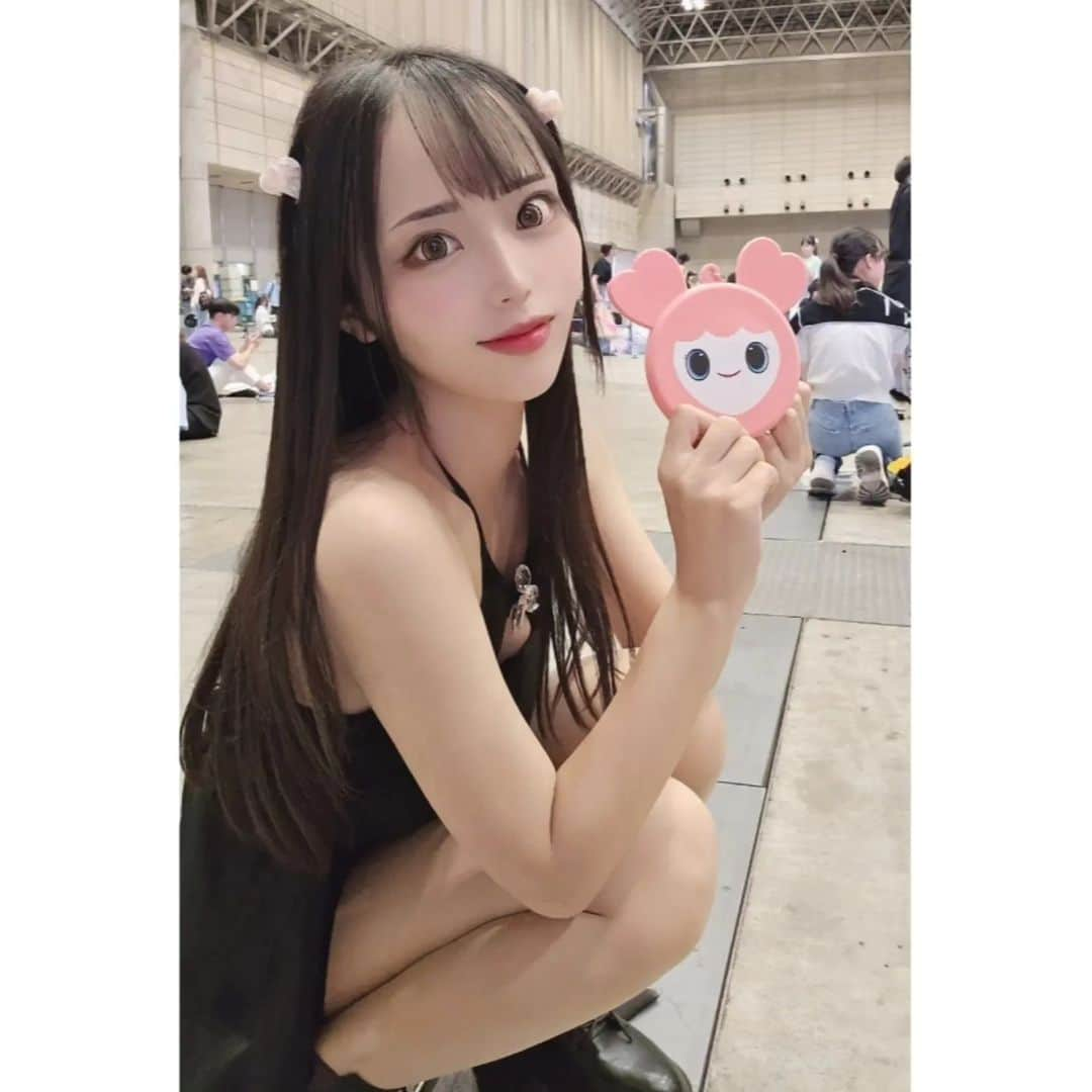 なつみさんのインスタグラム写真 - (なつみInstagram)「TWICE🍭MOMO🩷 ⁡Meet & Greet 🤝🏻⁡ ⁡⁡TWICEのももとハイタッチをしに、大阪のインテックスと千葉の幕張メッセへ🫶🏻⁡⁡⁡ ⁡日本デビューの年の紅白を見て一目惚れ🥹💘 ⁡ 大阪と千葉で⁡計10回ハイタッチ🙌🏻 ももの衣装を模して 2日かけて⁡縫って着て行ったので覚えてもらえた🥹🩷⁡ ⁡服装を見たももの第一声が「あ〜！一緒ぉ！」⁡ ⁡覚えてくれて「また来てくれたぁ！⁡」⁡ ⁡嬉し泣きしながら帰った🥲🩷⁡ ⁡⁡ ⁡また早く会いに行きたい♡♡⁡ ⁡⁡ ⁡#ライブ配信#ライバー#八重歯#宅建士#宅建#宅地建物取引士#不動産営業#イギリス留学#バセドウ病#吃音症#過敏性腸症候群#🧢なつみ👻🍊#ファッション誌モデル#着物モデル#ランウェイモデル#インテックス大阪#幕張メッセ#TWICE#MISAMOハイタッチ会#모모#트와이스#ミサモ#MOMO#gravesdisease#stuttering#movely」10月9日 10時13分 - natsumipeanuts