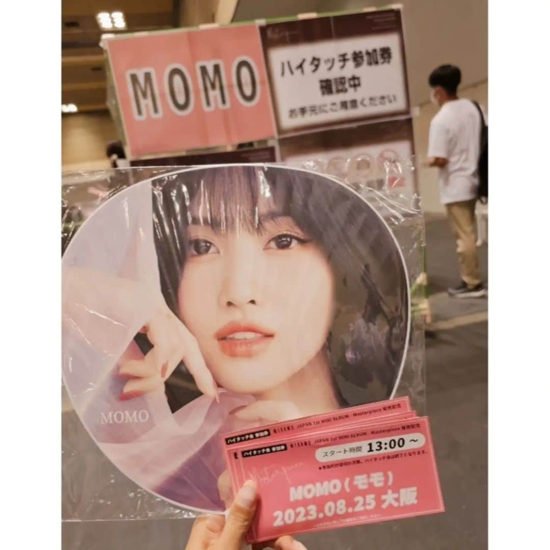 なつみさんのインスタグラム写真 - (なつみInstagram)「TWICE🍭MOMO🩷 ⁡Meet & Greet 🤝🏻⁡ ⁡⁡TWICEのももとハイタッチをしに、大阪のインテックスと千葉の幕張メッセへ🫶🏻⁡⁡⁡ ⁡日本デビューの年の紅白を見て一目惚れ🥹💘 ⁡ 大阪と千葉で⁡計10回ハイタッチ🙌🏻 ももの衣装を模して 2日かけて⁡縫って着て行ったので覚えてもらえた🥹🩷⁡ ⁡服装を見たももの第一声が「あ〜！一緒ぉ！」⁡ ⁡覚えてくれて「また来てくれたぁ！⁡」⁡ ⁡嬉し泣きしながら帰った🥲🩷⁡ ⁡⁡ ⁡また早く会いに行きたい♡♡⁡ ⁡⁡ ⁡#ライブ配信#ライバー#八重歯#宅建士#宅建#宅地建物取引士#不動産営業#イギリス留学#バセドウ病#吃音症#過敏性腸症候群#🧢なつみ👻🍊#ファッション誌モデル#着物モデル#ランウェイモデル#インテックス大阪#幕張メッセ#TWICE#MISAMOハイタッチ会#모모#트와이스#ミサモ#MOMO#gravesdisease#stuttering#movely」10月9日 10時13分 - natsumipeanuts