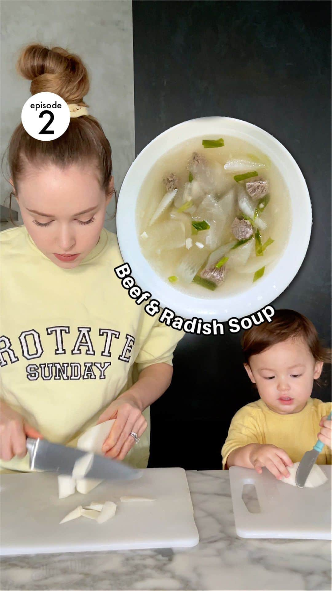 テイラーRのインスタグラム：「Easy Toddler-Approved Whole Family Recipes, episode 2.  Levi is in his simple flavour crispy watery texture era(🍎🍉🥒) and this soup fits in perfectly. This meal takes so few ingredients and comes together so quickly!  Soegogi-muguk (Korean beef & radish soup) Ingredients (serves 2-3)  * ½ pound Korean or Japanese radish, washed and peeled and chopped into 1.5” thick pieces * 7 cups water * ½ pound beef brisket, cut into bite sized pieces * 4  garlic cloves, minced * 1 tbsp fish sauce  * 1 tsp salt (optional * 2 green onions, sliced thinly diagonally  Directions *put rice on first so it’s ready at the same time 1. Slice the radish thinly into 1.5 inch pieces  2. Put the radish and water into a pot. Cover and bring it to a boil over medium high heat (about 15 minutes) 3. Add the beef and garlic. Turn down the heat to medium and cook for 25 minutes. 4. add fish sauce, green onion, and salt (optional) 5. cook for another 5 minutes 6. serve with rice **for more flavour you can stir fry the radish and beef in some sesame oil first.   #toddlermealideas #wholefamilyrecipes #toddlerapproved #koreanbeefradishsoup #soegogimuguk」