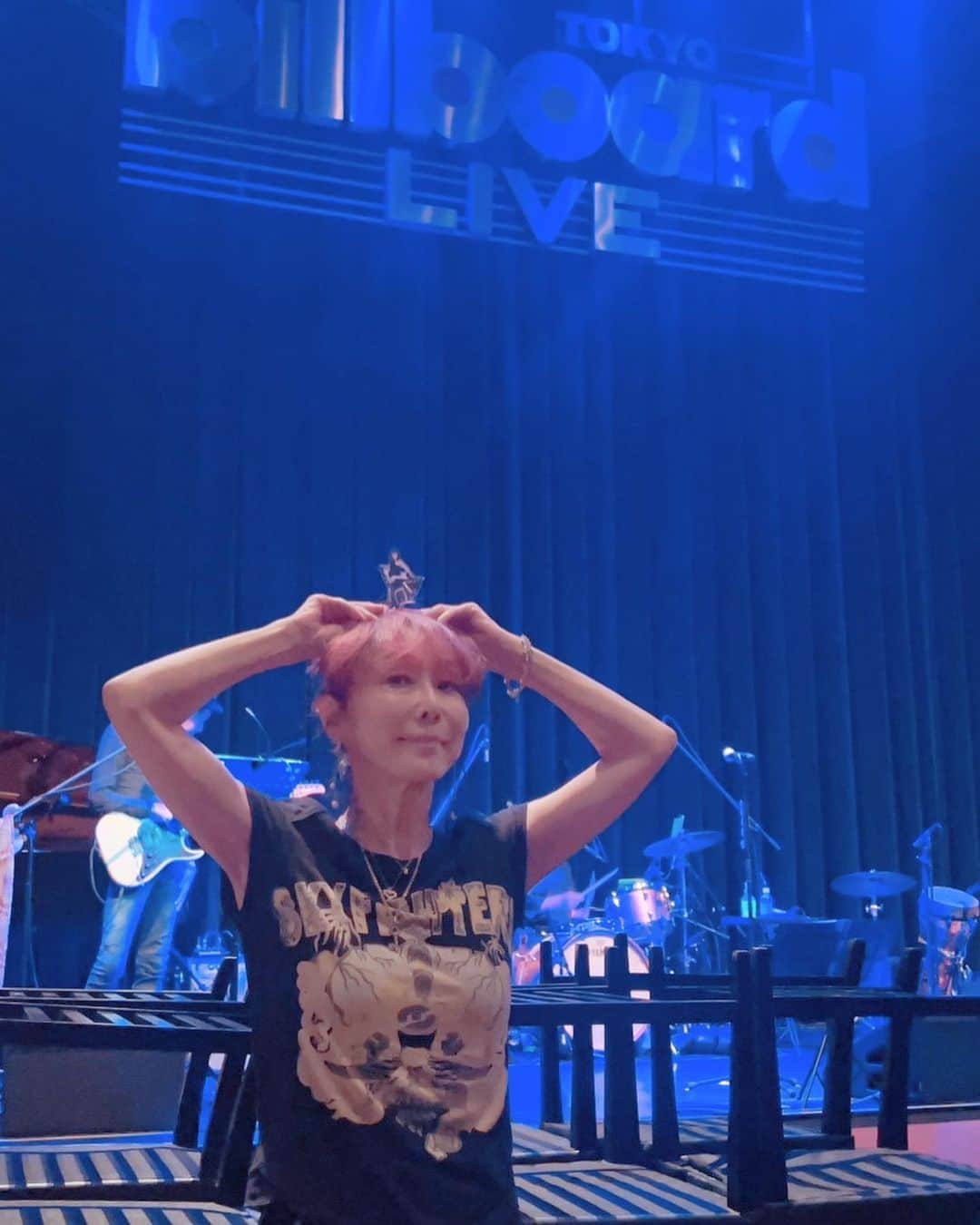 杏子さんのインスタグラム写真 - (杏子Instagram)「#billboardLive東京  #JustTodayVol.1  Liveにいらして下さったミナサマ💕本当にありがとうです。  コロナ禍から始まったbillboardでのLiveで、初めてcall & response ができました。  ミンナの熱いアッタカな声に本当感動したよっ。  Liveは、やっぱり創り出す私たちと受け止めて下さるオーディエンスで成立する、魔法みたいな時間なのだなぁ💕って痛感しました。  本当に感謝‼️  チーム杏子、ミュージシャン、スタッフも最高のメンバーですっ💕  10/27(金) #billboardLive 大阪も楽しみっ！  やるわよぉ💕  注）頭に乗せてるのは、杏子 #アクスタ でござるぅ」10月9日 10時29分 - kyoko_anzu