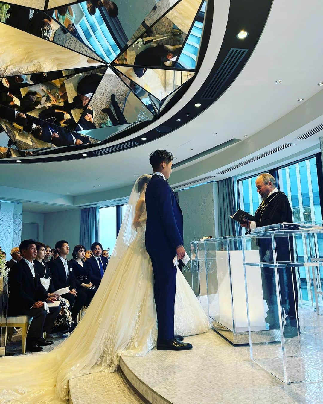 金村義明のインスタグラム：「阪下Jr.風雅と金谷建材店の次女祐香子ちゃんの 素晴らしい結婚式に金山泉アナウンサー司会最高 美男美女、両家のファミリー、最高でした 泣いて笑って素晴らしい結婚式でした」