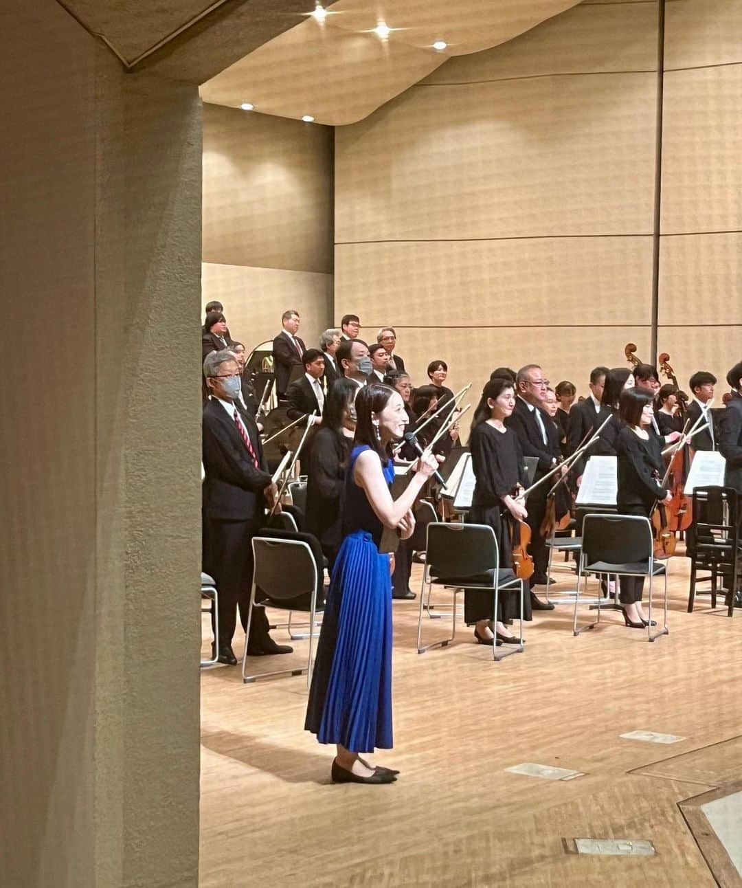山田桃子さんのインスタグラム写真 - (山田桃子Instagram)「つづき .  2日目。 指揮、碇山さん、 群響コンマス、福田さんと。 📸  リハーサル含め、 3日間、群馬交響楽団の皆様には、 大変お世話になりました。  〜  私自身も久々に、 オーケストラのサウンドを感じられて、 非常に嬉しかったです。 実は、リハから感極まってた🤭  バレエ音楽は、 思わず昔を思い出して身体が動き出す🩰  しばらく離れていた、 ステージと音楽に再会できたことに感謝。  そして、大好きな子どもたち。 児童生徒たちに、 伝えられた事が嬉しかったな。  〜  皆さんも、 芸術の秋、スポーツの秋、食欲の秋... ワクワクする秋を過ごせますように🍁  . #群馬交響楽団 #オーケストラ  #音楽好きな人と繋がりたい  #音楽教室 #司会 #芸術の秋  #フリーアナウンサー #山田桃子」10月9日 10時27分 - momomdoll
