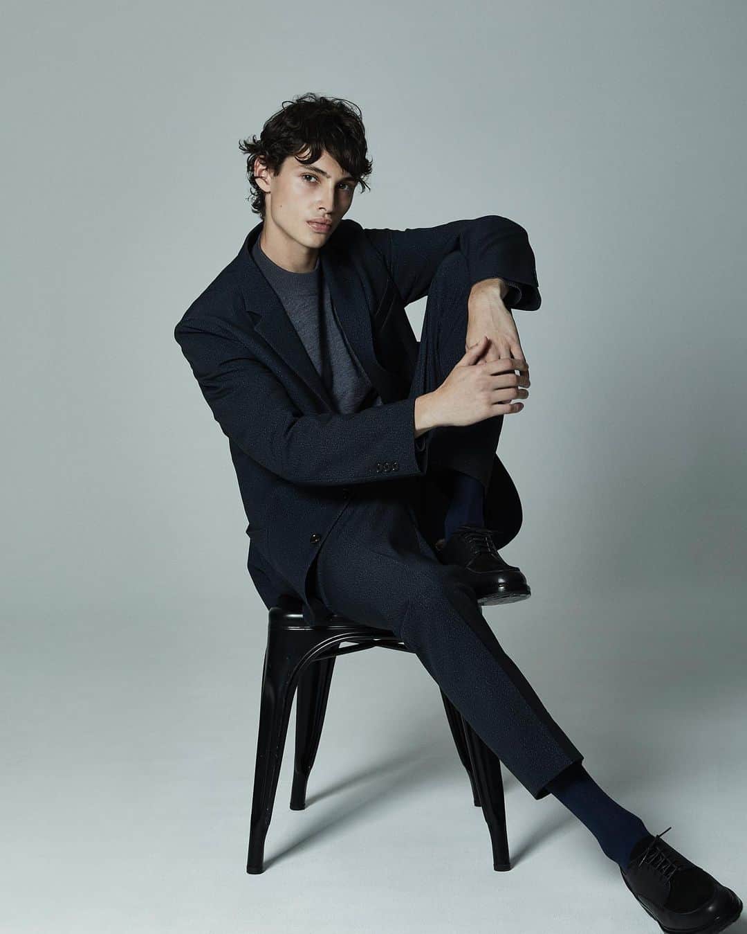 タケオ キクチさんのインスタグラム写真 - (タケオ キクチInstagram)「【Down Fabric】 自然な柔らかいラインが美しいDown Fabricテーラードジャケット。快適な着心地はもちろん、マシンウォッシャブルだから、デイリーにお召しいただけるのもポイントです。  特集をチェック☞ https://store.world.co.jp/s/brand/takeo-kikuchi/feature/20231006/  #takeokikuchi #mensfashion #menstyle #menswear#newarrival #mensjacket #2023autumnwinter #downfabric #タケオキクチ #メンズファッション #2023秋冬 #秋冬スタイル #ジャケット #ジャケパンスタイル #機能素材 #ダウンファブリック」10月9日 10時37分 - takeokikuchi_official