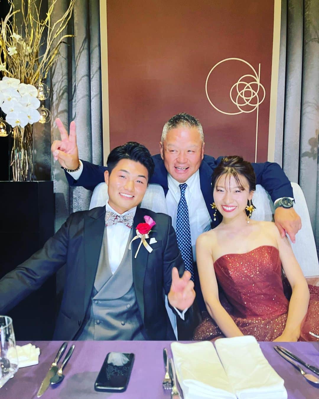 金村義明のインスタグラム：「素晴らしい結婚式でした！ 1番の盛り上がりは、ETキングの登場！ 笑いあり涙あり、最高でした！ 二次会も膨張先生の誕生日会 ホテルのバーからは、もう出て行ってくれと言われるまで盛り上がりました！」