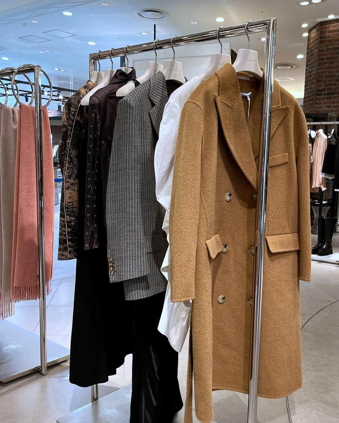 HANKYU.MODEさんのインスタグラム写真 - (HANKYU.MODEInstagram)「. Acne Studios 23AW At 3F MODE  「Acne Studios」より スカーフやアウターなど、秋冬おすすめのアイテムをご紹介。  Page1 スカーフ 42,900円  Page7 バイカージャケット155,100円  Page8 クロスボディバック107,800円 ショルダーバッグ 133,100円  Page9 シューズ 86,900円  #AcneStudios #アクネストゥディオズ #アクネ #hankyumode #阪急うめだ本店 #ファッション #23AＷ #新作 #ジャケット #ニット#아크네 #아크네머플러 #hankyumode23aw #hankyumode23awknit」10月9日 12時00分 - hankyumode