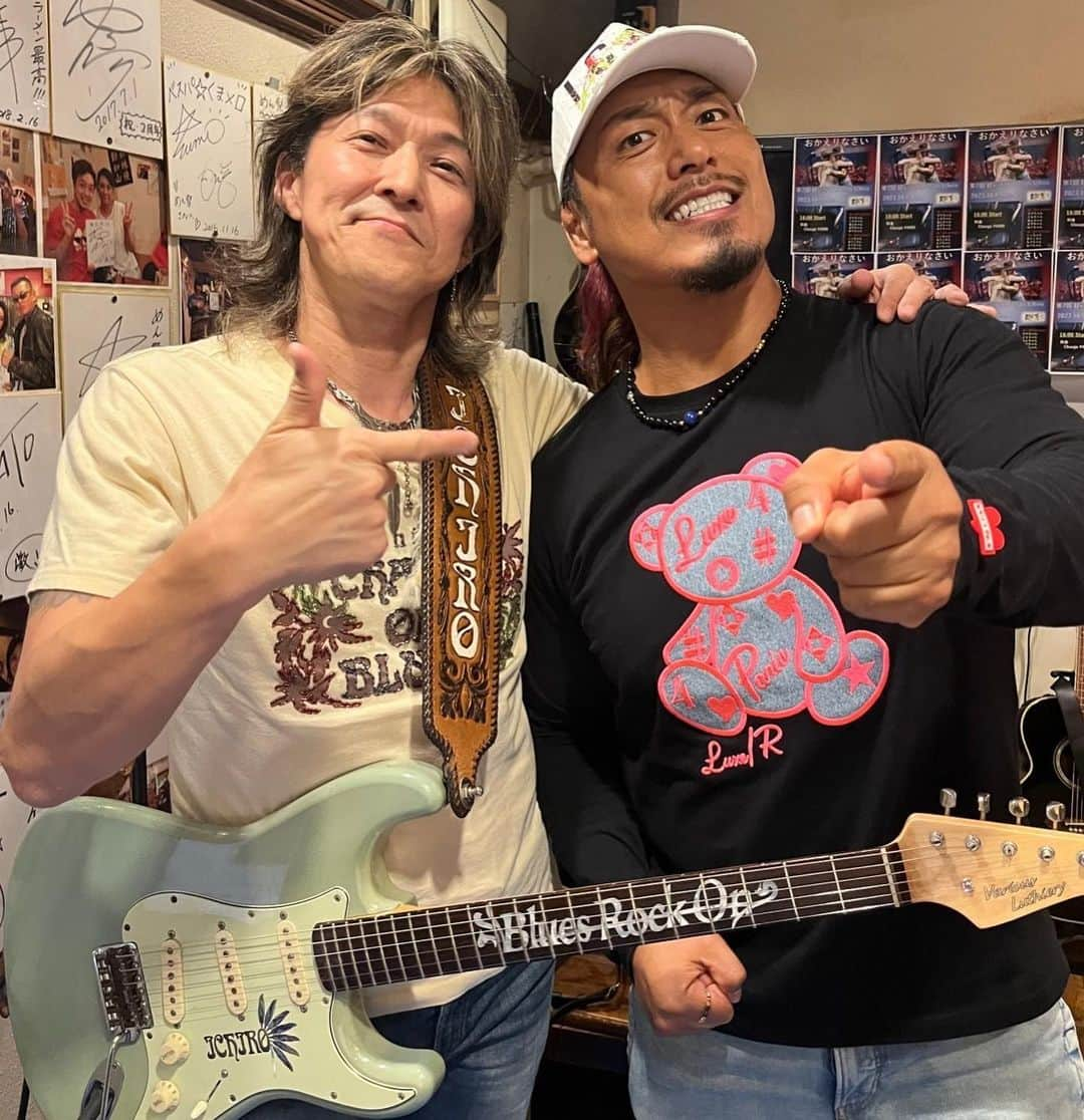 鷹木信悟のインスタグラム：「ギタリストのIchiroさんが山梨に来ると聞いて弾丸で行ってキタ〜🎸滞在5時間🖐️ 9月の武道館も最高でした👍 ここまで軽装で山梨行ったの初めてだよ！笑 #山梨 #甲府 #長渕剛 #Ichiro #ギタリスト #信玄公祭り #武田信玄 #njpw #山梨大会」