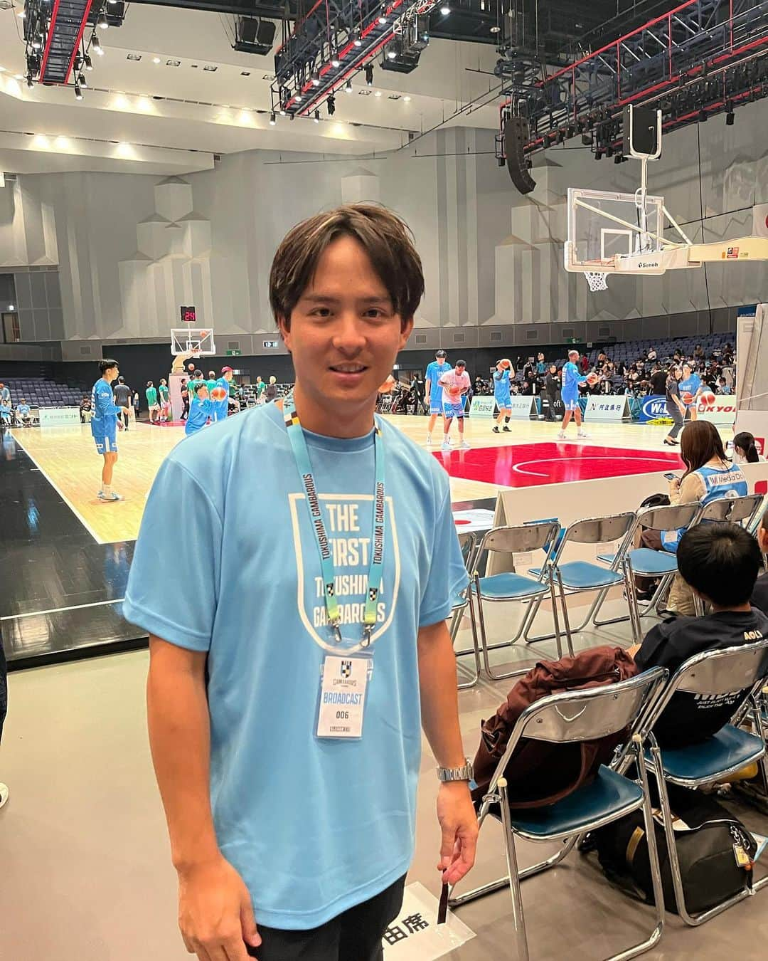 江間丈さんのインスタグラム写真 - (江間丈Instagram)「#徳島ガンバロウズ Bリーグ中継を初めて担当させていただきました✨ 第2の故郷、徳島で 初の男子プロバスケットボールチームが誕生🏀 開幕戦GAME2の担当でした😊 見事、歴史的な初勝利㊗️ おめでとうございます🎊  演出も試合もブースターの熱気も凄かったです🔥  ガンバロウズ発足前に 徳島ガンバロウズオルトの試合も 担当させて貰っていたので感慨深かったです。  ご覧下さった皆様、ありがとうございました😊  （解説:井上涼介さん）  #テレビトクシマ #井上涼介 さん #bリーグ  #実況  #アスティとくしま」10月9日 10時45分 - ema_takeru_official