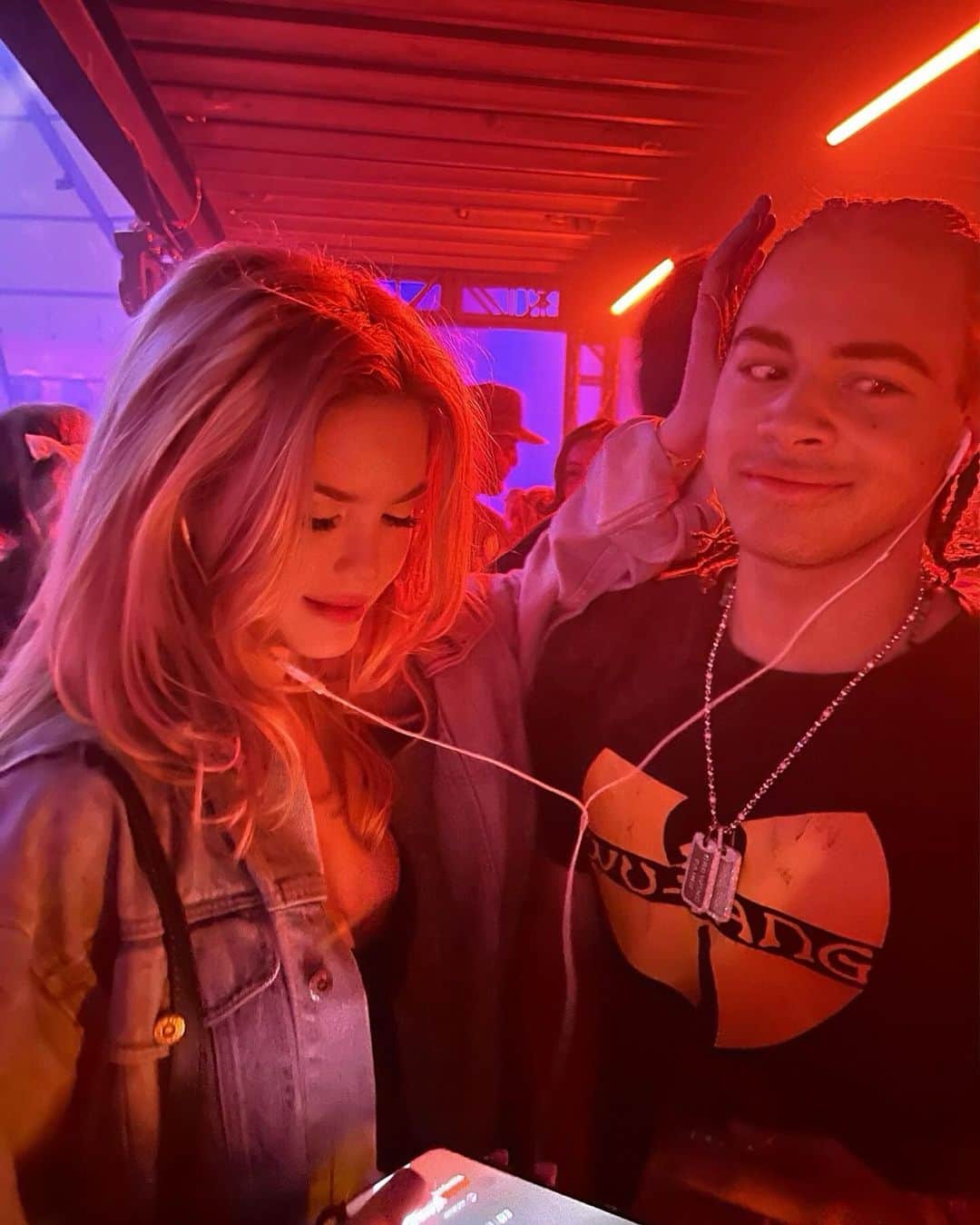 カイラ・ケンディのインスタグラム：「it’s my god given duty to go out and force men to listen to unreleased azealia banks」