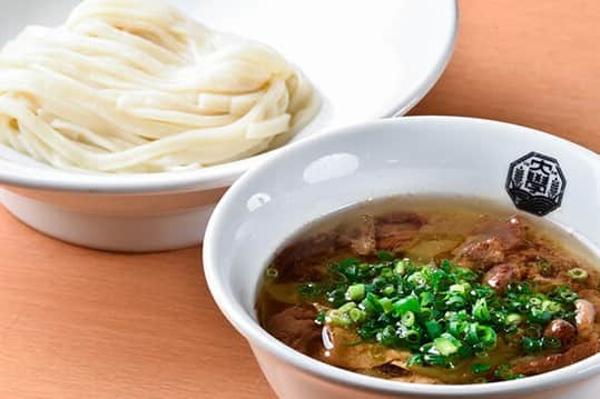 ナッセ福岡 編集部 (旧めさーじゅ) のインスタグラム：「今知りたい！今日食べたい！天神ランチ7選をご紹介！🍽️  【すじ釜うどん（あつ・ひや）／900円】  茹でたてのつるつる、もっちりうどん！1番人気は絶品すじ釜うどん！✨  注文を受けてから茹でるため、つるつるとした程よいコシのあるうどんが楽しめる。1番人気のすじ釜うどんは圧力鍋で煮込んだトロトロの牛すじが入ったつけ汁タイプ。その他、温かい・冷たいうどんが数十種類。天ぷらなどのトッピングやご飯ものもあり、ボリューム満点！😋通し営業のため遅めのランチにもおすすめで昼飲みもOK🎶  詳細は、プロフィールのリンクをチェック😉❣️  【店舗情報】 うどん大学 092-724-0609 住／中央区赤坂1-10-1 丸徳ビル1F 営／11:00～24:00（OS.23:30）※麺がなくなり次第終了 休／不定 決算方法／現金のみ テイクアウト／あり 予算／540円～  #福岡グルメ #天神グルメ #赤坂グルメ #福岡ランチ #天神ランチ ＃赤坂ランチ #fukuoka #fukuokagourmet #fukuokafood #うどん #udon #うどん大学」