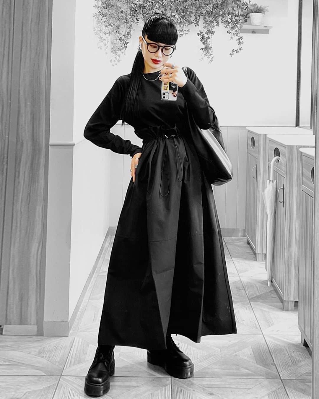 lve_xxxxのインスタグラム：「. . 𝗔𝗶 × 𝗟𝗩𝗘𝗨. 𝗣𝗢𝗣𝗨𝗣 𝗦𝗧𝗢𝗘𝗘 𝗦𝗛𝗜𝗕𝗨𝗬𝗔𝟭𝟬𝟵 𝟰𝗙 𝟮𝟬𝟮𝟯.𝟭𝟬.𝟳(𝗦𝗔𝗧)-𝟭𝟬.𝟭𝟱(𝗦𝗨𝗡)  3日目STARTぉぉ🙌  本日店頭には 14:00-17:00立ってま〜す👋˙³˙  生憎の雨☔️では御座いますが お足元お気をつけてお近くの方は 是非お立ち寄り下さいませ🙏  .  今日流石のあたしも、寒🥶 デニムJKこれに着てます！  デニムJK🧮は、活躍しますよぉー！  .  そして、主役は 幻ワンピとなってしまった…  ☑︎ Punch docking drawstring one-piece  着るとほんとかわいいよの😭🫶🖤  店頭在庫のみで再入荷は現段階では こちら御座いません😭  店頭で是非ご試着してみてください✌️ まじで、かわいいから！(しつこめ)  .  ▪️私信 ▪️  遠方で来られへん友達で 欲しいーゆー方おったら連絡して？ 代行するから！笑  #wear更新  .」