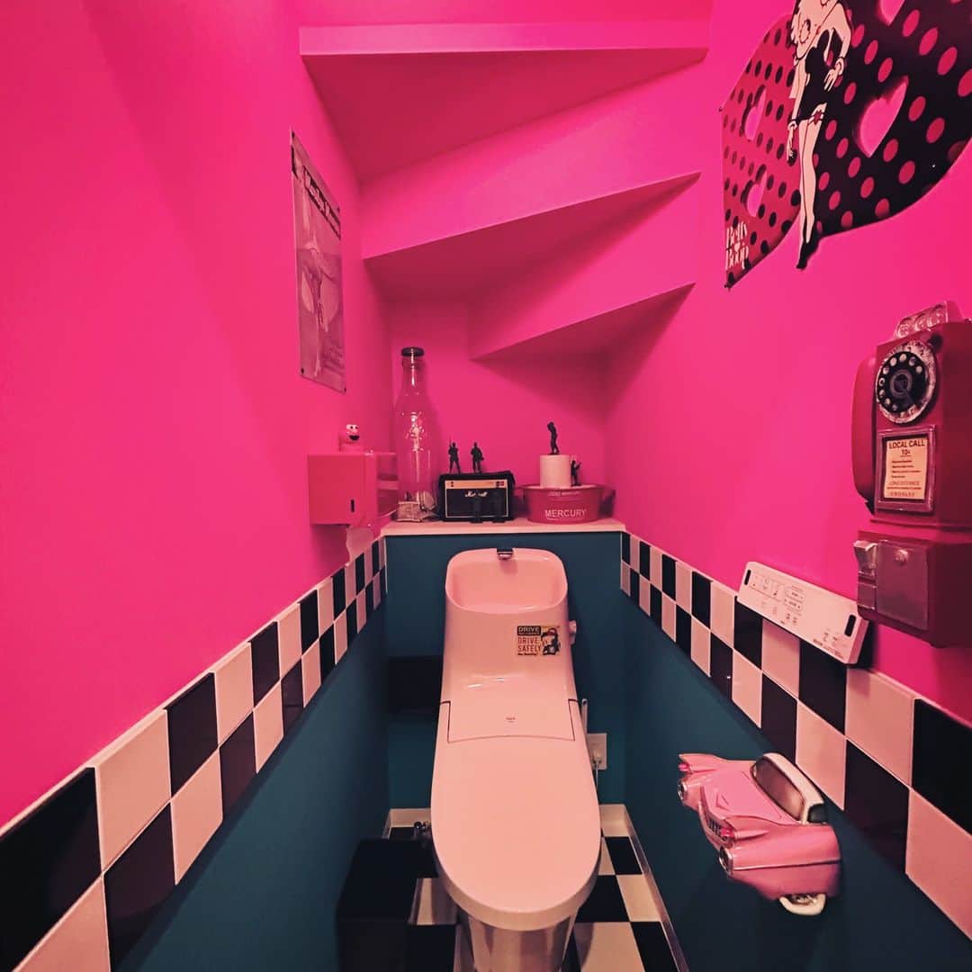 SH-Spaceのインスタグラム：「カフェテリアのトイレを再現しました！ ピンクとブルーのクロスを貴重に白黒タイルで見切っています。POPな５０年代をモチーフにしたアイテムをツールにコーディネートしています。　トイレを楽しい異空間へ。　感性と嗜好を大切にした空間づくりの一例です！  ☞@sh_space.home フォローやいいね！して頂けると凄く喜びます😁 ・ ｰｰｰｰｰｰｰｰｰｰｰｰｰｰｰｰｰｰｰｰｰｰｰｰｰｰｰｰｰｰ #施工事例 他の写真はこちら...☞@sh_space.home ｰｰｰｰｰｰｰｰｰｰｰｰｰｰｰｰｰｰｰｰｰｰｰｰｰｰｰｰｰｰ ・ sh-space は、埼玉県狭山市 にて注文住宅の設計・施工・管理を行っている工務店 です🏠 ・ 暮らしから#デザイン する#家づくり を提案する私たちの家は ・ 『人生を楽しむ家づくり』 をテーマに#新築 #注文住宅 #マイホーム #工務店　だからつくれる家をお客様と一緒に造ります😆 ・ SH-Spaceのお客様はこんな人たち ▷▷▷  #ダルトンホーム #ダルトン #バルコニー #トイレ #楽しいトイレ空間 #キャデラック ＃ダルトン #注文住宅 #注文住宅新築  #埼玉注文住宅 ＃カフェテリア ＃ダイナー #エスエイチスペース ＃ダイニングバー #アメリカンダイナー #shspace #ベティー #ダルトンホーム #アメリカン雑貨 ※SH-Spaceでは、アフターメンテナンスのことも考慮し、施工エリアを狭山市の本社から車で1時間強圏内と限定させて頂いておりますm(__)m 施工エリア外のお客様については、個別対応となりますので、ご相談下さい。」