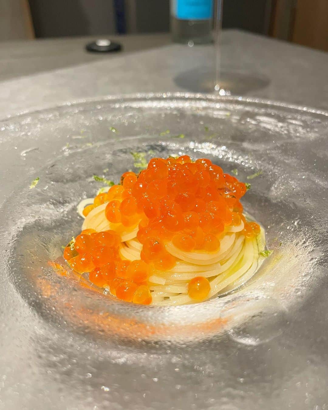 乾雅人さんのインスタグラム写真 - (乾雅人Instagram)「malca@南青山 その日、焼鳥のフルコースを食べる予定に。しかし、某放送作家から「焼鳥食べ終わったら22時に南青山に来い」と連絡アリ。 指定された店に着くとイタリアン…焼鳥11本と料理とシメの鶏そばを食べた後ですが、めちゃくちゃ旨い7皿のパスタをいただきました。 某放送作家はそう、ご想像通りあの人です。最後の写真をご覧になって答え合わせをしてください。 次は焼鳥を食べる前に行きます。」10月9日 11時08分 - inuimasato