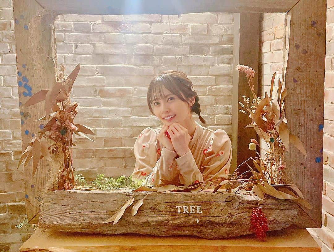 大森日雅さんのインスタグラム写真 - (大森日雅Instagram)「一ノ木戸商店街にある TREEさん🌳 ⁡ 木の温もりと山や森やアウトドアも大好きな私には最高のチル空間でした。 癒やしすぎる。  TREEの方々はじめ本当に優しいあたたかい皆さんでした。イベントを開催して下さって大感謝。 スタンプラリーしながら遊びに行ってみて下さい🫶🌿 ⁡ 🍔を食べてあんなに肉汁溢れ出す経験はじめて！🥹美味しすぎてまたたべにいかなきゃ！ ⁡ 床には可愛すぎる🐾を発見した。😻 ⁡ ⁡ ファンベースさんではみんなの名札みたよ。 GoodJob👍 思わず酢昆布専用ホルダー買っちゃった！！ ぴったりハマるの。 あと👍がでるジョブ子のメモ。可愛すぎた。 ⁡ #diyアニメ #DIY #新潟 #三条市 #一ノ木戸商店街 #TREE #DIYファンベース」10月9日 11時21分 - nichika_omori