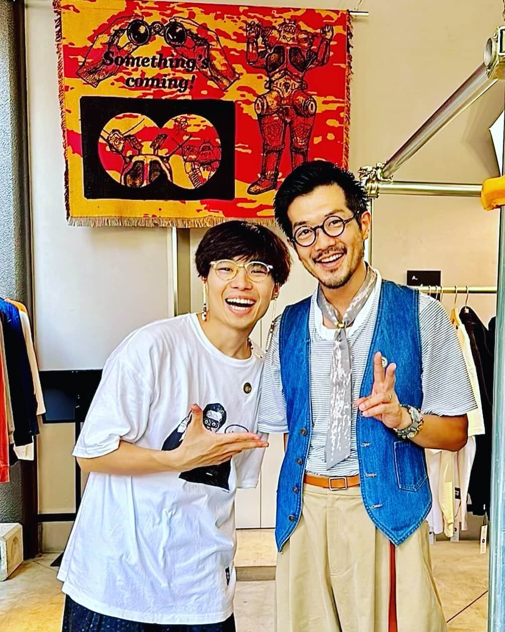 関幸治さんのインスタグラム写真 - (関幸治Instagram)「@monstrousa  のポップアップイベントにて 俳優&衣裳家の @iwao_kaishi と 新国立俳優学校卒業の素晴らしい俳優です。昔から縁があり海史の俳優デビュー作に立ち会いました。今やテレビや舞台に大活躍の若手爆走俳優となってます。応援よろしくお願いします😊  好きなものだけ身につけてます ~coordinate~ ★tops: 一点物の#monstrousaの #デニムベスト ★tops: #sumari のボーダーT ★pants: #studionicholson  #ソルテ #sorte ★necktie: #瞬殺の国のワンピース  ★belt: #betapost  ★eyewear: #eyevan7285  #347  180cm/70kg  #ファッション  #おしゃれさんと繋がりたい  #洋服  #俳優  #40代コーデ」10月9日 11時21分 - sseekkyy