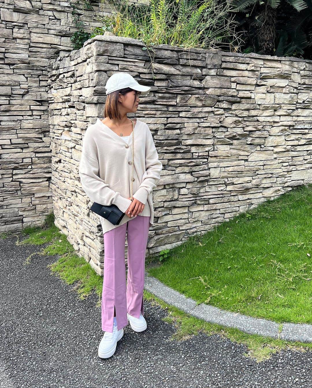 のインスタグラム：「こんにちは☺︎ 三連休最終日🍁 オーバーサイズのカーディガンニット♡ レイヤードしやすく、 パンツにもスカートにも合わせやすそうです♡ 寒暖差ある今の時期に沢山使えそうです♡ ラテカラー☕️  bag @petaandjain  pants 入荷済み inner #leona_surf カットソー  #pinkmafia #pinkmafiasmd #izu #shimoda」