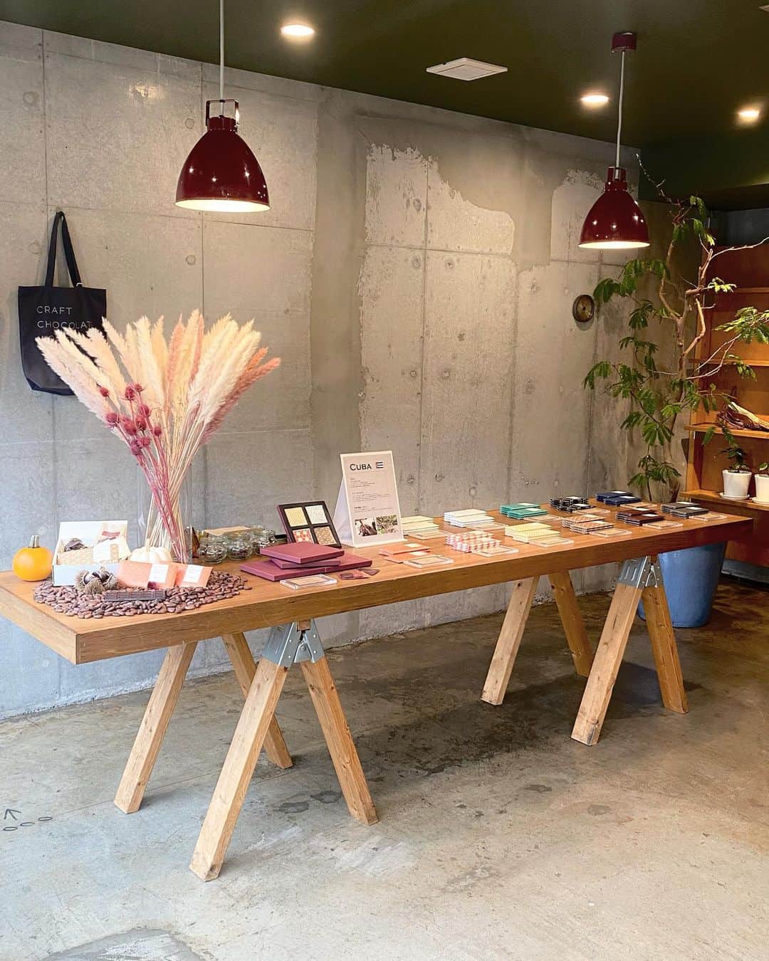 CRAFT CHOCOLATE WORKSのインスタグラム：「. あいにくの雨ですが 本日は営業しています。 ただ、外は寒いですね。  復刻限定のキューバも残りが50枚前後となりました。 紅茶やほのかに柑橘を想わせる味わい。  幾度も入荷と販売休止を繰り返していましたが お取り扱いは今回で最後。  では、3連休最終日。 のんびりな1日をお過ごしください。 . . #craftchocolate #beantobar #クラフトチョコレート #ビーントゥバー #今日はオーナーの誕生日 #27歳で開業して36歳に #皆さまいつもありがとうございます」