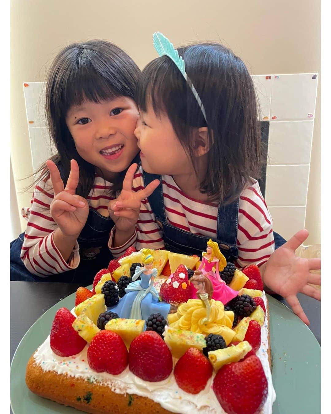 ぽるママのインスタグラム：「. . 10月8日は我が家のスーパーフリーダム 甘えんぼ泣き虫マイペースジージョの ４歳のお誕生日でした🎂🎉👏🏻🎁🎈  ねぇねのことが大好きすぎるふわ🥹🫶🏻💓 『どんなケーキがいい？』と聞いたら 『みゆが作ったケーキ！』と即答🧁🍓🍍  理想通りの可愛いケーキを作ってもらって 嬉しすぎてず〜っとみゆのこと見てた☺️❤️‍🔥笑  プレゼントは何ヶ月も前から欲しがってた キックボード付きのキャリーケース🛴🧳✨ こんな面白いものがあるんだねえ🐼🎀笑 早速お外で遊んでました😊🌳  いつまでも赤ちゃんな気がしてたけど もう４歳なんだねえ。 幼稚園も毎日ニコニコで通っているし 一人でできることもたくさん増えたね🥹🫧  たいへんおてんば娘なので 『そーーーんなことする？！』ってことをしてみたり、 『あぶないよーーー』ってことを やりたくなっちゃったりするけど🫣笑 そんなところも含めて大好きよ🥰❤️  いつも笑わせてくれて、和ませてくれて、癒しをくれてありがとう🌷 ふわの笑顔に救われたことが何度あるかな😌 これからも愛に溢れてマイペースなふわでいてくださいな🌱💕  #みゆがカレンダーに #happybirthday #って書いてくれて #毎日あと何日だよってカウントダウンしてもらってたふわ #ずっとニコニコご機嫌な一日でした」