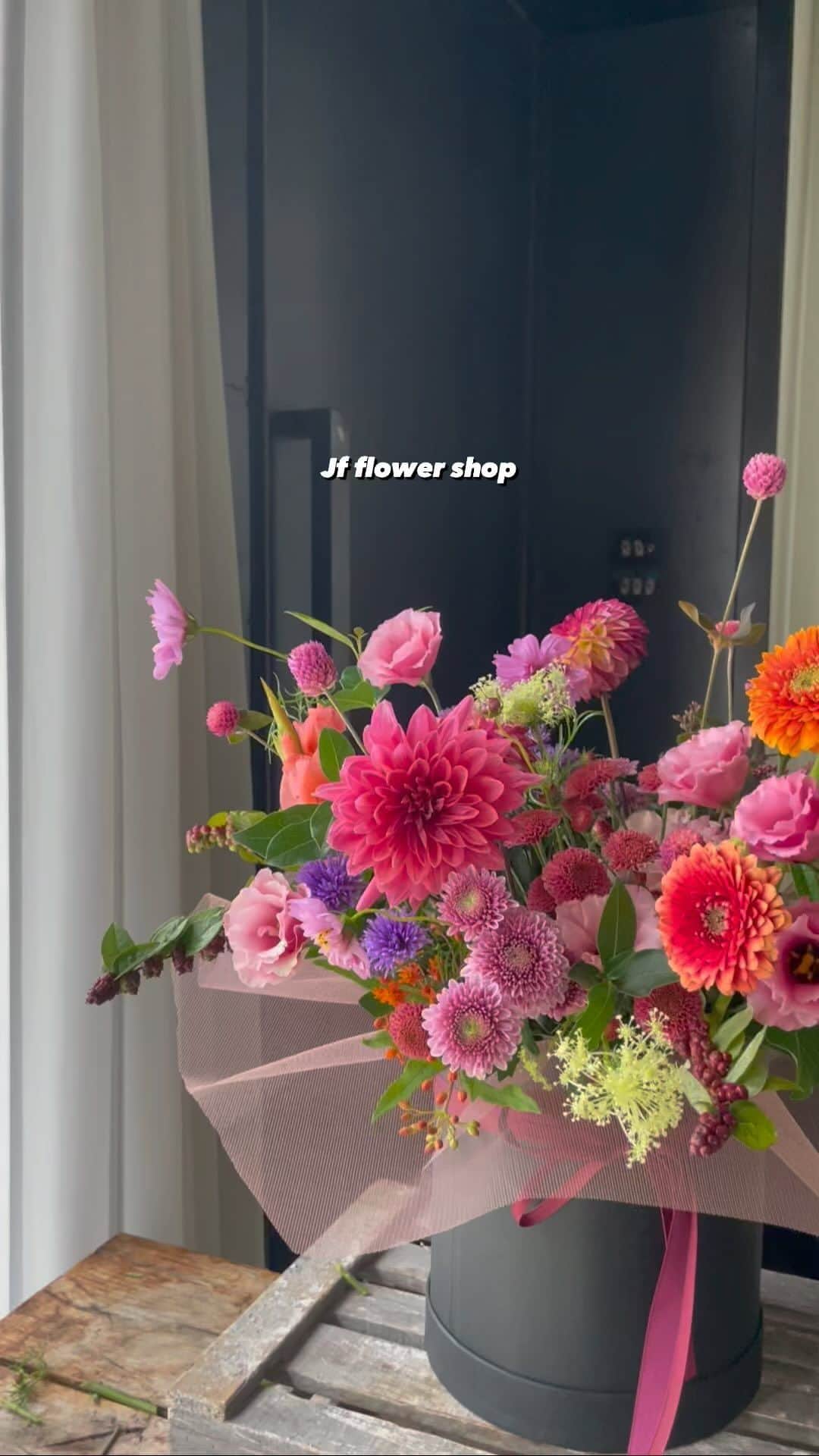 JF flower Shopのインスタグラム：「가을느낌으로 만들어본 시그니처 플라워박스 ❣️」