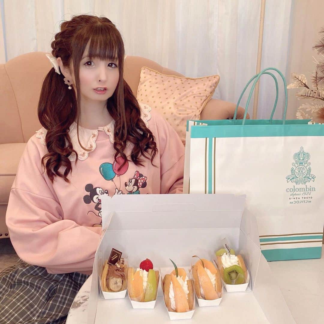 伊藤芽衣のインスタグラム：「長年応援して下さっている方から すてきな差し入れを いただきました♡ ⁡ ちーむのみんなで おいしくいただいています！ ⁡ めいちは いちばん大好きなフルーツ メロン🍈を選びました♡ ⁡ いつも ありがとうございます♡ ⁡ ♡♡♡♡♡ ⁡ ディズニーコレクションのお洋服♡ ラフォーレ通販は、 本日9日23:59までとなっています！ 通販でお迎えを考えて下さっている方は ぜひ、本日中に チェックしてください♡ ⁡ ♡♡♡♡♡」