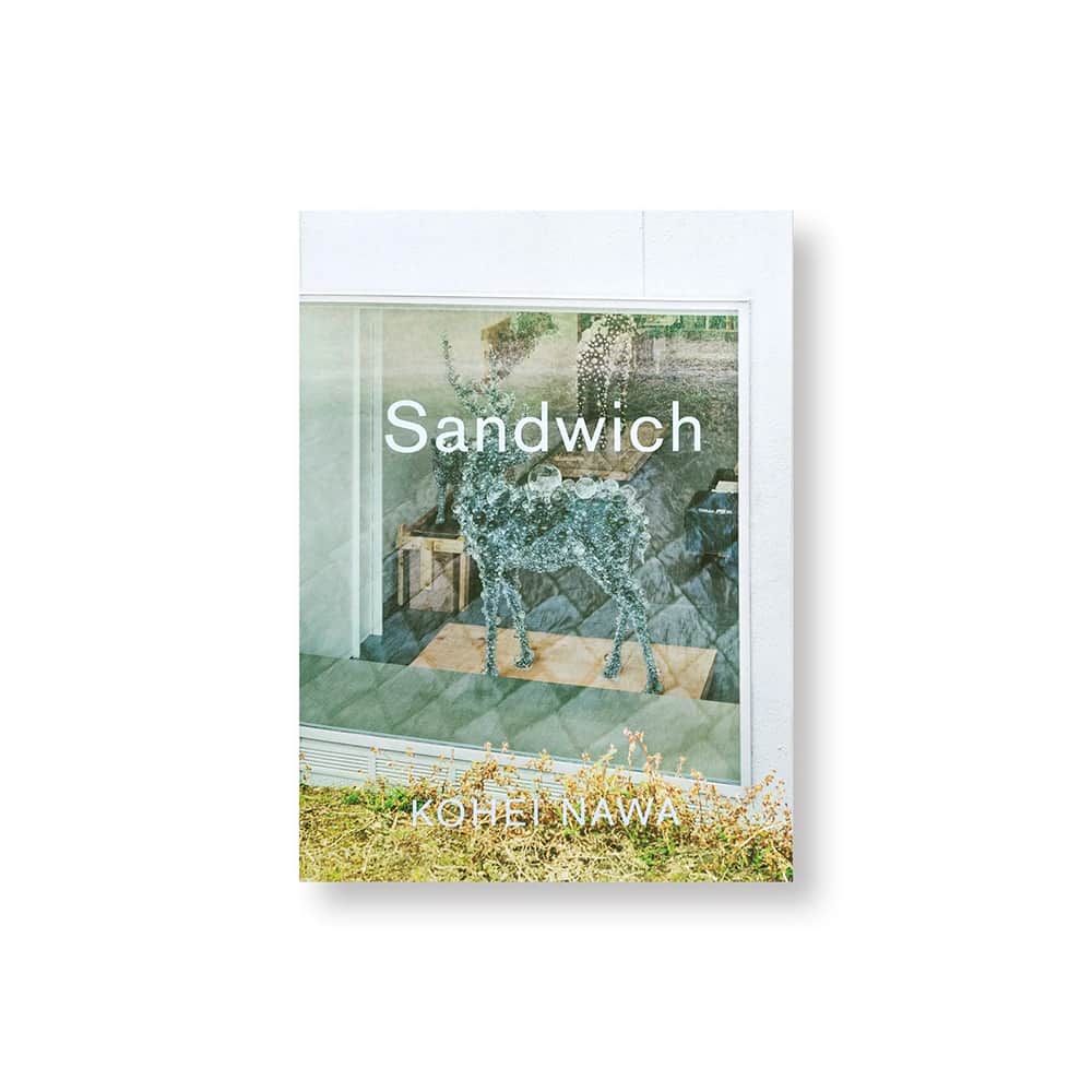 銀座 蔦屋書店さんのインスタグラム写真 - (銀座 蔦屋書店Instagram)「【予約・サイン入り】SANDWICH  名和晃平 作品集 ※10月末入荷予定  日本人彫刻家・名和晃平が主宰するクリエイティブ・プラットフォーム「Sandwich」は、サンドイッチ製造工場をリノベーションした建物を拠点として、2009年に京都・伏見で活動を開始しました。ここは、作品制作やプロジェクト進行を担うスタッフが集うスタジオ／オフィスであるだけでなく、素材の可能性を実験するためのラボであり、必要な機器や道具を開発する工場であり、制作プロセスに関わる各地の工房とつながるハブであり、学生とアートの現場を繋ぐ実践的な教育システムであり、国内外からのアーティストやゲストが訪れるレジデンスでもありました。名和の活動領域が一般的な彫刻家の範疇をはるかに超えて、建築、インテリア、舞台美術、デザイン、ファッション、ダンスパフォーマンスと領域をまたいでいくように、「Sandwich」は、数多のモノ・コト・ヒトの流動によって絶え間なく刺激され、成長・増殖を続けています。 京都の都市部から離れた田園風景の中にあり、すぐ傍には宇治川がたおやかに流れるこの地で、名和晃平と「Sandwich」は数えきれないほどの作品を生み出してきました。その活動は到底1冊で語り尽くせるものではありませんが、そこに流れる創作のための濃密な時間と空気の一端を伝えることは可能かもしれません。本書に記述、記録されるのは、「Sandwich」が現代美術の領域を超えて、人、街、社会、ひいては世界に影響を与えてきた活動の断片です。  名和と旧知の仲であり、「Sandwich」をよく知る、NYを拠点に活動するミュージアム・ディレクター、ライター、キュレーターのBrett Littman（ブレット・リットマン）、日本人インディペンデントキュレーター、ライターの大坂紘一郎、タイを拠点にさまざまなメディアで執筆・活動を展開するアーティストのPrabda Yoon（プラープダー・ユン）による寄稿文と、10年近く協働を続けるフランス系ベルギー人の振付家／ダンサーであるDamien Jalet（ダミアン・ジャレ）のインタビューを収録。作家と4人が育んできた友情があるからこそ紡がれる言葉は、パーソナルな部分に言及しながらも客体としての作者とSandwichの本質を紐解いています。また、2009年から14年間の活動の変遷を俯瞰的に論じ、作家とSandwichがアートシーンに与えてきた影響やその国内外における独自性といった、これまで言語化されることがなかった側面を取りあげています。  陽が昇り、月が昇り、また陽が昇る。 その淡々とした繰り返しのあらゆる瞬間に、Sandwichの営みは散らばっている。  それらを集めて眺めてみた時、そこにはどんな1日が広がっているのだろうか？  ●販売について こちらは10月末入荷予定の予約商品となります。蔦屋書店オンラインストア、Yahoo!ショッピングにてご予約受付中です。  @nawa_kohei #名和晃平 #nawakohei #koheinawa」10月9日 11時23分 - ginza_tsutayabooks