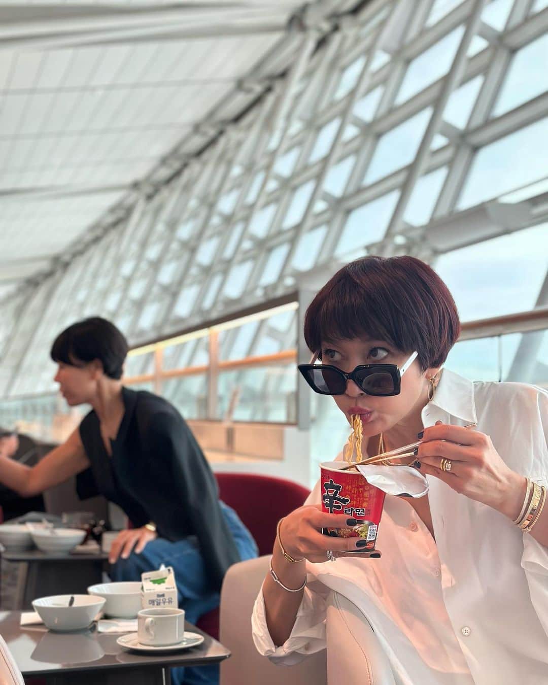 ピョン･ジョンスさんのインスタグラム写真 - (ピョン･ジョンスInstagram)「나무늘보도 같이가자 😝 와 챙길거 왜이리많아?  멤버들 나믿고 뷰티제품 안챙긴거 실화?? 옷은 민정이가챙기고 , 뷰티 소품은 내가 챙기고 , 약은 누가 챙기냐??  정신줄부터 챙기세요   라면부터 먹는거 뭔일이야 !😜 이제부터 시작이당 ㅋㅋㅋ」10月9日 11時24分 - hoyatoya