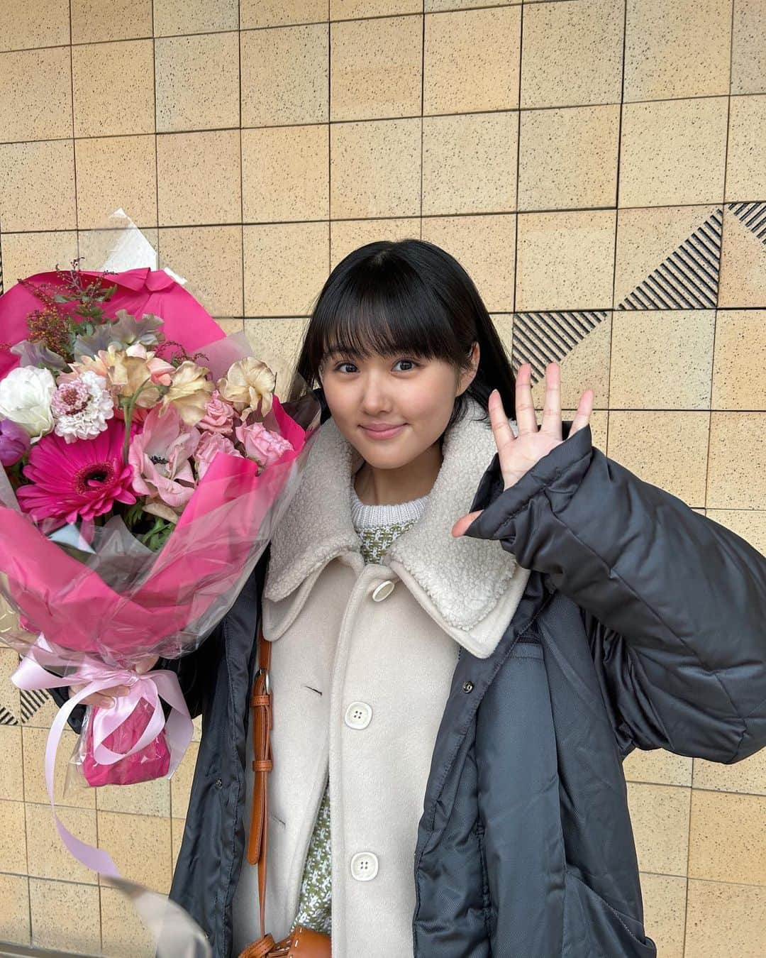 原菜乃華さんのインスタグラム写真 - (原菜乃華Instagram)「汐路のオフショット！！ 髪の毛切った直後の写真もありました💇‍♀️  映画｢ミステリと言う勿れ｣大ヒット公開中です。もうご覧いただけましたか？  皆様ぜひー︎☺︎   #ミステリと言う勿れ」10月9日 11時24分 - nanoka_hara_official