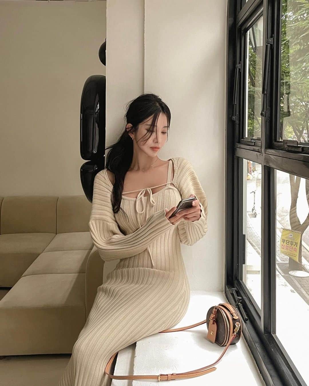 のインスタグラム：「今日のHOT ITEM❤️‍🔥は...？  いま注目の人気急上昇アイテムをPickup🔎 【リブニットキャミワンピース&ボレロカーディガンSET・p582772】  ゆるっとボレロカーディガンとぴたっとリブワンピースのメリハリ感が女性らしさを演出してくれるニットセット🧶🤍 大人なリラクシーさがありワンマイルウェアとしてもおすすめです💕  是非チェックしてみてね✍🏻 ——————————————— 🔍商品URLは画像内商品タグをチェック✔️  #dholic #ディーホリック #韓国スタイル #ニット #ニットコーデ #ニットセットアップ #ボレロ #リブニット #ニットワンピ #ニットワンピース #ニットワンピースコーデ #あざとコーデ #モテコーデ #デート服 #デートコーデ」
