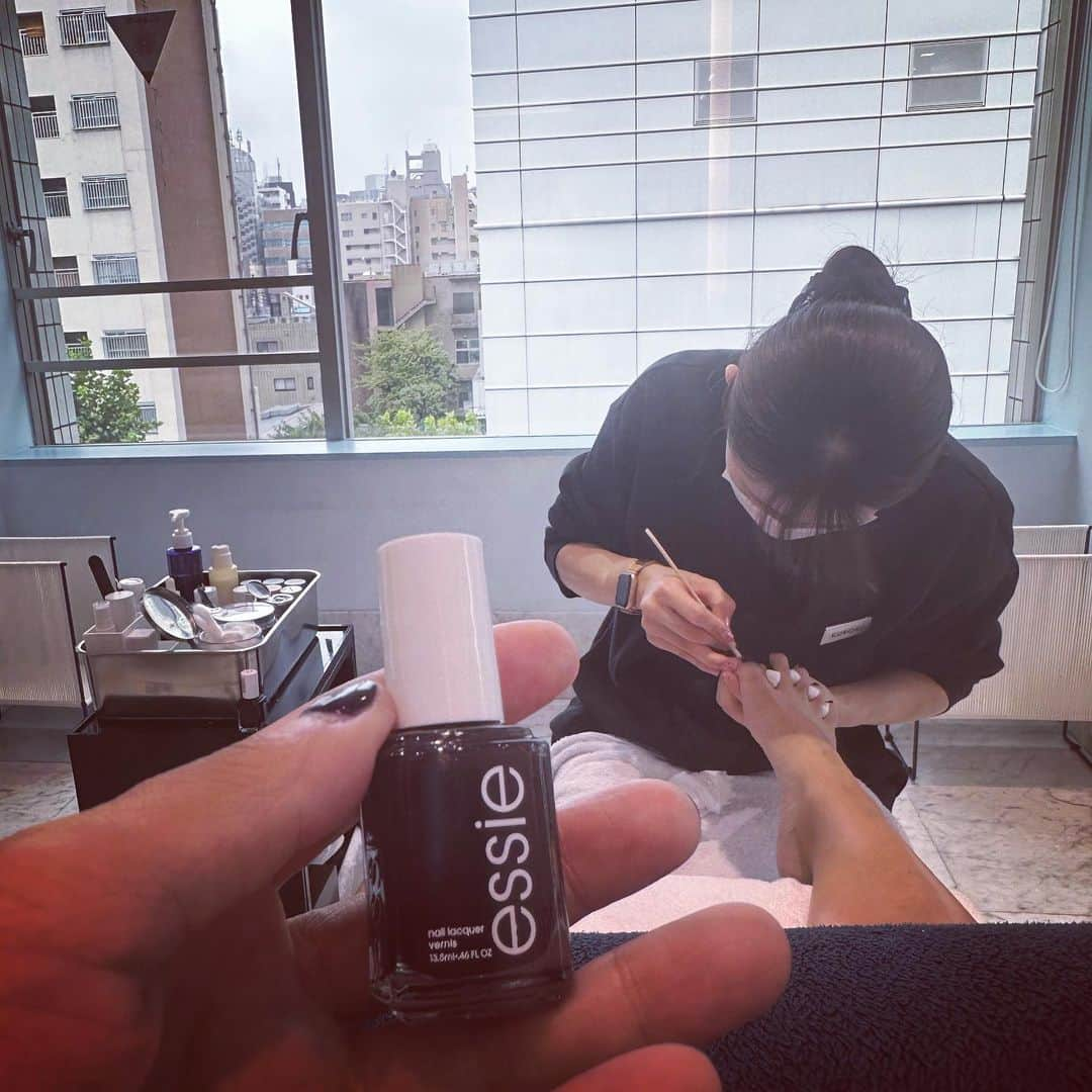 梅宮アンナさんのインスタグラム写真 - (梅宮アンナInstagram)「長年お世話になっているロングルアージュ💅私17歳でした😉随分長いですね😅 ここ一年くらいかな足だけをお願いしています🦶ポリッシュに。 足→ペディキュア✨ 足はジェルを辞めまして😊 理由は、親指の両端が痛くなってきて😆 どうやら、gelの重みが原因のひとつでもある様でした🤔 それ以来足は、 gelを辞めてポリッシュにしています。 お陰様でポリッシュにして、キチンとお手入れをしてくれる @longleage_official に通って痛みなくなりました✨✨ ロングルアージュさんお手入れ完璧ですからね⭐️⭐️ カラーですが、やはり、私はこだわりがあるので 持ち込みして塗ってもらっています✨  @essie のwicked 352番です✨ 黒ではなくブラックチェリー🍒カラーかな✨  ポリッシュや、gelは、  自分で見つけて買っています。 基本アメリカや、 ネイル専門サイトから購入です✨✨ 因みに履いているビーサンは、 2ドルだった。 コレで帰ります🚗💨  #巻き爪防止  #足はポリッシュ  #essie  #こだわる #ペディキュア #ロングルアージュ広尾」10月9日 11時27分 - annaumemiya