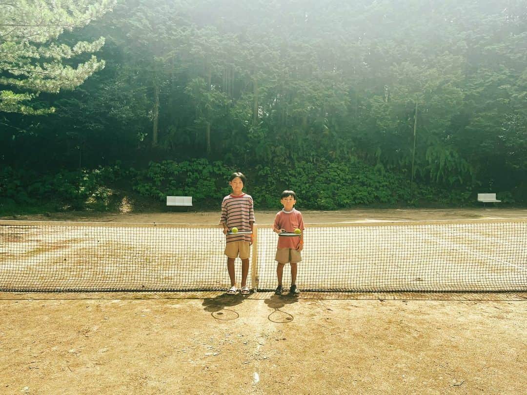 Canon EOS Kiss公式［with Kiss］のインスタグラム：「.@grape__squash さんからの一枚。 「-僕と、ぼく- 全然ラリーが続かなかったけれど、すっごく楽しかった日。  棒立ち兄弟🎾➰」 . ★KissユーザーとEOS R50ユーザーの皆さんの写真をご紹介！ . キヤノンEOS Kissで撮られた写真に 「 #Kissカメラ 」をつけて投稿いただいた 皆さまの写真をご紹介します。 . キヤノンEOS R50で撮られた写真に 「 #Kissカメラ 」に加え、「 #EOSR50 」をつけて 投稿いただいた皆さまの写真をご紹介します。 . #eoskiss シリーズのミラーレスカメラ「EOS Kiss M2」。 小型・軽量ながら人物の「瞳」を追いかける瞳AF機能を搭載するなど、 動き回るお子様の撮影でも、大切な一瞬を逃しません。 . 一眼レフKissでは、「EOS Kiss X10i」が好評発売中！ Kissシリーズの【かんたん、きれい、コンパクト】をEOS Rシステムとして実現した「EOS R50」が好評発売中！ . . #EOSKissM2 #EOSKissX10i #EOSKissX10 の詳細は、 本アカウントのプロフィール（ @with.kiss ）のURLから。 . #EOSKissM2 #EOSKissX10i #EOSKissX10 #EOSR50 #KissisMyLife #eoskiss #withkiss #キヤノン #canon #eos #kissカメラ #育児 #子育て #親ばか #こども #子供 #写真」