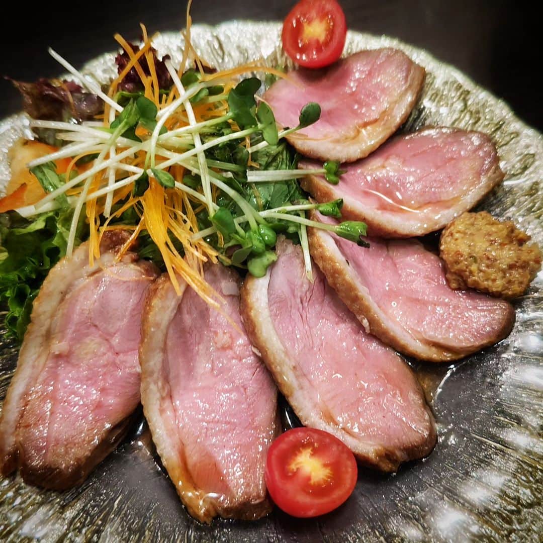 和田益典さんのインスタグラム写真 - (和田益典Instagram)「◆先週金曜日 (10/6)  最近はすっかり寄ることの少なくなった弁天町。  この日は久々にツレとサシ飲みしに行ってきました。  てことでここも結構久々。  ここの本マグロはやはり間違いない！ 良すぎて２回頼んでしもたよ笑  合鴨もいつも頼んでると思う。  如何せんDRYのエクストラコールドのサーバーがなくなってたのは残念過ぎた… . . . #さしみ #造り #鮪 #本マグロ #マグロ #まぐろ #合鴨 #春巻き #ほっけ #鴨 #弁天町グルメ #菜花野 #弁天町 #大阪グルメ #グルメ #創作料理 #贅沢 #晩餐 #逸品 #飯テロ #美味 #fish #gourmet #foodstagram #food #delicious #deliciousfood #dinner #osaka #japan .」10月9日 11時31分 - masunori_wada