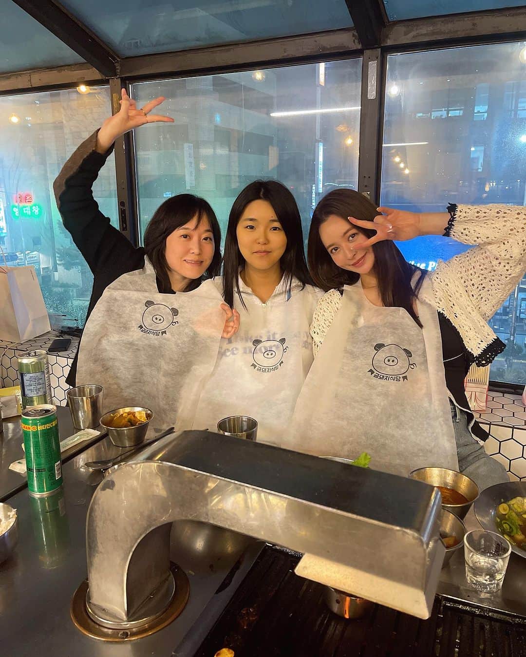 野崎萌香のインスタグラム：「ソウルの３大サムギョプサル屋さん ミシュランの금돼지식당 クムテジシクタンへ🍽️  ねぎだくで甘酸っぱいタレに絡めて食べる シンプルなサムギョプサル❣️  とっても美味しかった🩷  📍금돼지식당  서울특별시 중구 신당동 370-69 ソウル特別市 中区 新堂洞 370-69 ☎︎ 02-2231-0561」
