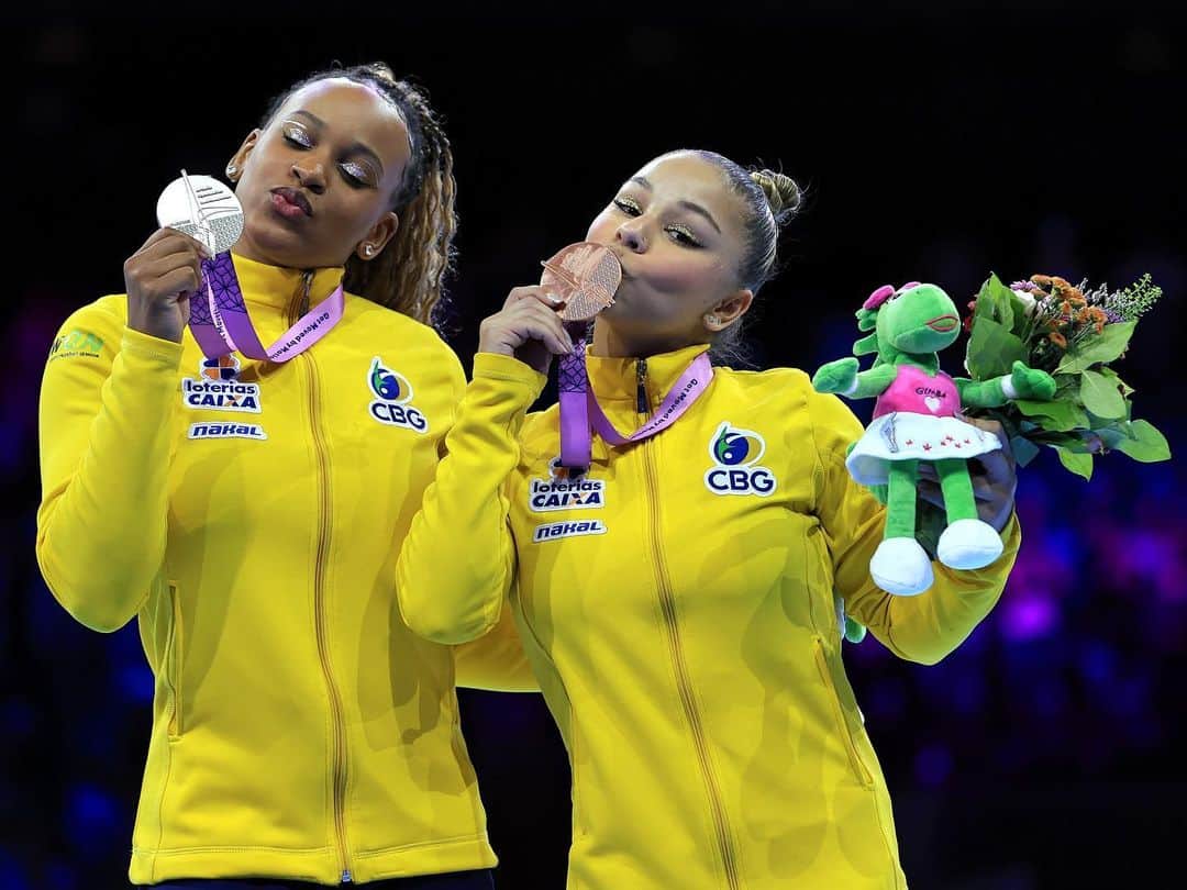 フラヴィア・サライヴァのインスタグラム：「Um dia eterno para mim🇧🇷💛」