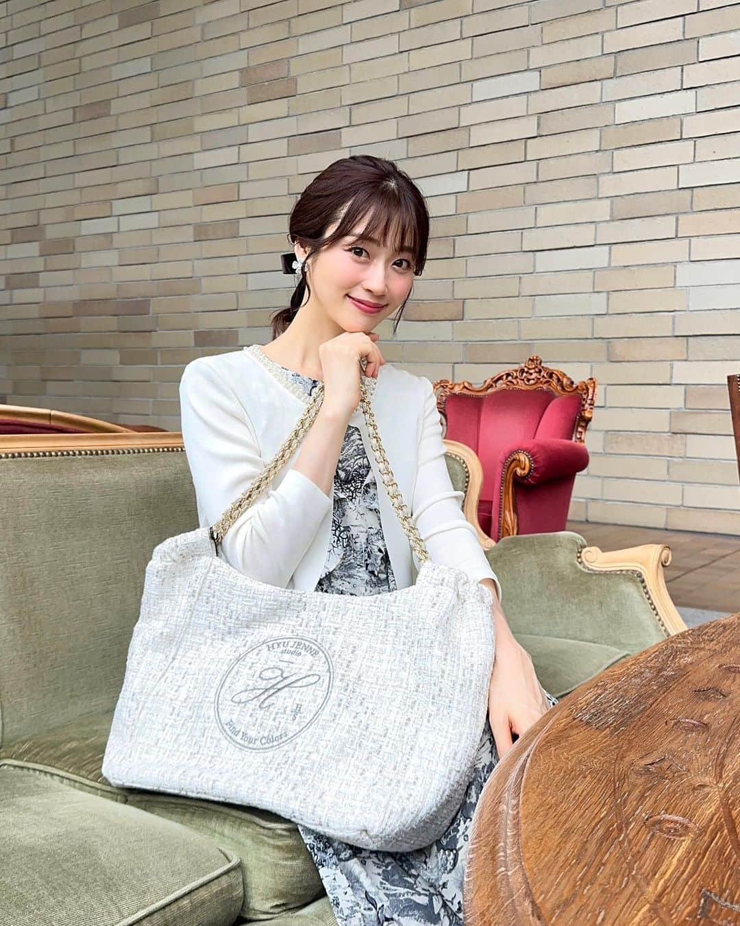 牧野結美のインスタグラム：「ツイードバッグ👜🤍  ツイード生地が華やかで コロンとしたフォルムが可愛い〜🪽 @hyujenne_japan @hyu.jenne のものです♡♡  レザーチェーンのショルダーが高見えするし 肩がけしたときに落ちにくくて とっても使いやすいです🫶🏻✨  こちらのバッグは2サイズあって、 私は大きいほうを愛用しています💐  バッグ内の収納スペースが充実してるから、 13inchのMacやA4サイズの資料も入って お仕事バッグにも良いと思います☺️💗  #HYUJENNE_JP #HYUJENNE #hyujenne_jp #hyujenne #ツイードバッグ #お仕事バッグ #デイリーバッグ #マザーズバッグ #大きめバッグ #きれいめバッグ #韓国バッグ #旅行用バッグ」