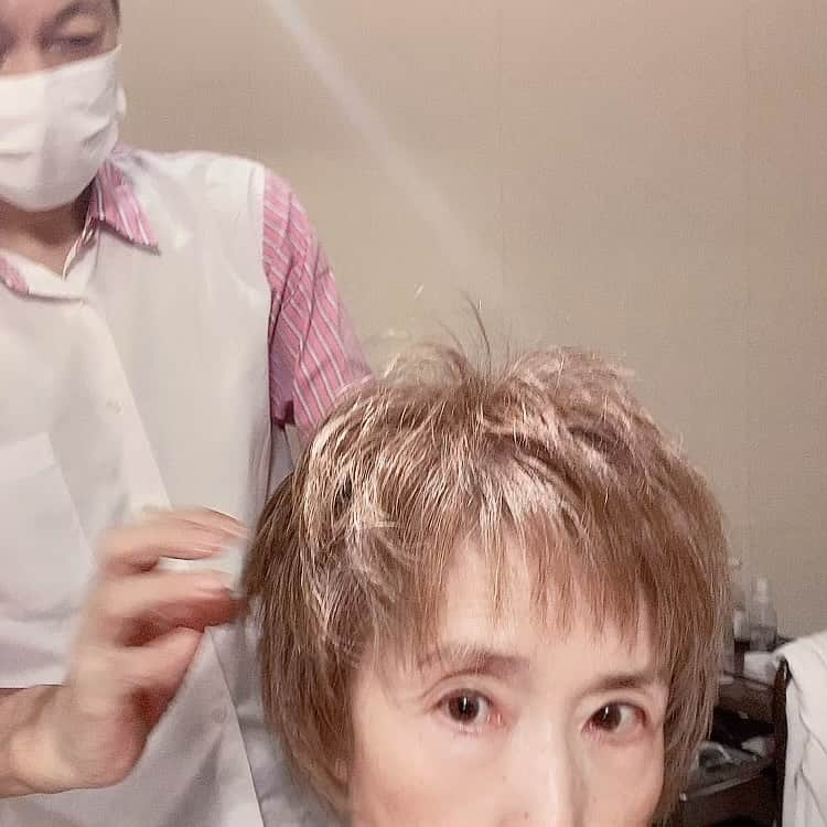 小柳ルミ子のインスタグラム：「ヘアカット✂️ カラーリング🤎  スッキリしましたー😄👍  後頭部の重たい所は8㎝程カット✂️ 伸びた根元をカラーリング🤎  私は新陳代謝が良いのか 伸びるのも早いんです😆  髪も健康なんですねー👍  手ぐしでチャッチャッチャーで出来上がり🤗 超簡単で楽ゥー😄👍  髪も喜んでます💕  ⠀  #ヘア ⠀ #ヘアカット ⠀ #ヘアカラー ⠀ #美容院 ⠀ #美容師 ⠀ #カラーリング ⠀ #ショートヘア ⠀ #ショート ⠀ #ショートカット ⠀ #新陳代謝 ⠀ #楽 ⠀ #小柳ルミ子 ⠀ #動画 ⠀ #アンコキーヌ ⠀ #藤島彩子 さん」