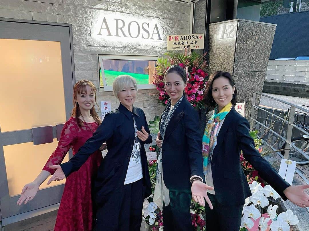 美乃杏花さんのインスタグラム写真 - (美乃杏花Instagram)「☆ 10月7日土曜日は、名古屋のダイニングバー『AROSA』のリニューアルオープンパーティーにてゲスト出演させて頂きました。  第一部・第二部ともに満席のお客様でした！ 皆様お越し頂き、ありがとうございました😊💕  AROSAのママ眞規子さんからのご縁で、上級生の加茂川志ぶきさんプロデュース、下級生の紫峰七海ちゃん・彩城レアちゃんとご一緒させて頂きました。  トークコーナーでは宝塚を受けたキッカケをお話したり、男役・娘役ならではの立ち振る舞いなども練習したりと、皆様と楽しい時間を過ごす事が出来ました😊✨  歌のプレゼントコーナーでは、彩城レアちゃんのピアノ演奏で、紫峰七海ちゃんと歌わせて頂きました🎤  次回は12月にクリスマスコンサートをさせて頂く予定なので、またこちらは改めてお知らせさせて頂きます。  改めまして、AROSAリニューアルオープンおめでとうございます🎊 @arosa__official   ママを始め、美人揃いの素敵なお店なので、名古屋の方は是非お立ち寄り下さいませ❤️ 私もまた行ける日を楽しみにしております😃✨  #名古屋 #arosa #リニューアルオープン #ゲスト出演 #トークショー #ご縁に感謝 #元宝塚歌劇団 #宝塚og #加茂川志ぶき #紫峰七海 #彩城レア #美乃杏花」10月9日 11時46分 - yoshinokyoka.81