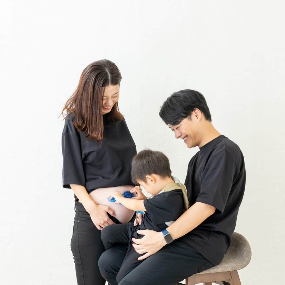 坂本翔のインスタグラム：「👨‍👩‍👦‍👦 10月8日（日）0時20分頃、 無事に次男が産まれました！ ⁡ 3年前の10月8日1時20分頃、 長男が産まれたので、 二人は同じ誕生日。 ⁡ 陣痛が始まる時間も前日の15時頃と ほぼ同じだった。 ⁡ 自然分娩でこんな奇跡あるんだなと、 産まれる前から感動。 ⁡ ⁡ 長男の時はコロナ禍で立ち会えなかったから 初めての立ち会い出産。 ⁡ 次男が出てきて産声を聞いた瞬間、 自分も安心して一気に😭 ⁡ 寝ていた長男も 次男が出てくる瞬間は起きて、 家族全員で迎えられてよかった！ ⁡ ⁡ 長い妊婦生活、 ほんと妻はよくがんばってくれた！ ⁡ 今回はつわりがすごく辛そうで、 変わってあげられないのが 自分も精神的にしんどかった。 ⁡ 長男もママと遊びたいし、 まだまだ抱っこされたい年齢なのに 我慢したことも多かった。 がんばった。強くなったな。 ⁡ 家族4人で乗り越えた尊い出産だった👨‍👩‍👦‍👦 ⁡ ⁡ #次男 #次男誕生 #立ち会い出産 #家族が増えました #兄弟」