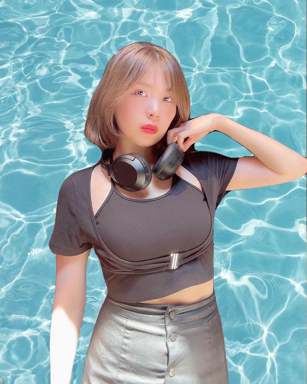 三井里彩のインスタグラム：「寒いの嫌ああ←夏引きずりすぎ↑33℃🌡 秋🍂どこ行ったのσ(´･ω･｀? 人の🎧小物にする女😺  #骨格ストレート #骨格ナチュラル #161cmコーデ #sheinコーデ #黒コーデ #レイヤーボブ #オールブラック」