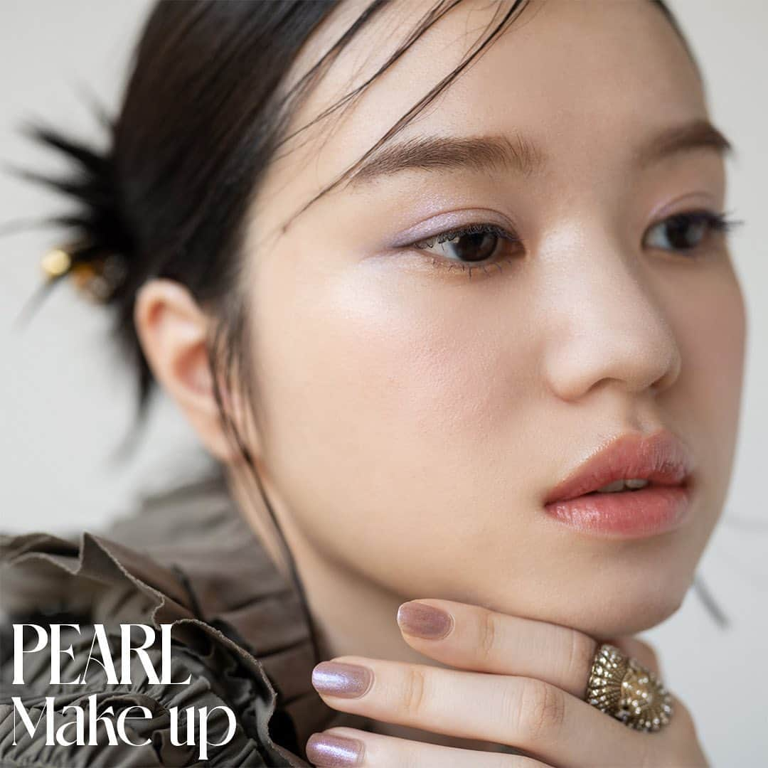 cosme_beauty_ssさんのインスタグラム写真 - (cosme_beauty_ssInstagram)「Monday Muse 【ADDICTION×ELIZAVETA PORODINAホリデーコレクションメイク】  今年もホリデーコレクションの時期に。ワクワクするコレクションを速報でお届けします。 ADDICTIONから、使用するカラーによってまったく違う印象のメイクができあがる、どんなシーンでも幅広く使用できちゃう嬉しいコレクションをご紹介。  ---- ▼以下使用アイテム ----  ■■パールメイク■■ <アディクション> アディクション　ザ リキッド アイシャドウ　ウルトラスパークル　“アンノウン ファミリア”106 2,750円(税込)  アディクション　ホリデーアディクション　アイシャドウ パレット　“アンノウン ファミリア” 101 7,480円(税込)  アディクション　ミニ リップ トリオ　“アンノウン ファミリア” 101 ・アディクション　リップ オイル ミニ 103 ・アディクション　ザ マット リップ リキッド ボールド 111S ・アディクション　ザ マット リップ リキッド シアー 112 4,950円(税込) ※アディクション　リップ オイル ミニ 103を使用  アディクション　ホリデーアディクション　ブラッシュ パレット　“アンノウン ファミリア”101 7,480円(税込)  アディクション　ザ ネイルポリッシュ ＋　“アンノウン ファミリア” 108SP 2,420円(税込)  ■■カラーメイク■■ <アディクション> アディクション　ホリデーアディクション　アイシャドウ パレット　“アンノウン ファミリア” 102 7,480円(税込)  アディクション　ザ マスカラ インテンス ラッシュ　“アンノウン ファミリア” 102 4,180円(税込)  アディクション　ミニ リップ トリオ　“アンノウン ファミリア” 102 ・アディクション　リップ オイル ミニ 104 ・アディクション　ザ マット リップ リキッド ボールド 113S ・アディクション　ザ マット リップ リキッド シアー 114 ※アディクション　ザ マット リップ リキッド ミニ 113Sを使用  アディクション　ホリデーアディクション　ブラッシュ パレット　“アンノウン ファミリア”102 7,480円(税込)  アディクション　ザ ネイルポリッシュ ＋　“アンノウン ファミリア” 104SP 2,420円(税込)  お取り扱い店舗 西武：池袋本店、渋谷店 そごう：横浜店 e.デパート ※すべて10月27日（金）数量限定発売  ▶くわしくはプロフィールリンクから→@seibu_sogo_biryuhyakkaweb ▶西武・そごうのショッピングサイト「e.デパート」なら、お近くのセブン-イレブンで送料無料で受け取れます！ぜひご利用ください  #美流百華WEB #seibu #sogo #seibusogo #西武 #そごう #西武そごう  #デパコス #eデパート #addiction #アディクション #ホリデーコレクション #ホリデーコフレ #アイシャドウパレット #リップ #チーク #ネイルポリッシュ」10月16日 10時00分 - seibu_sogo_biryuhyakkaweb