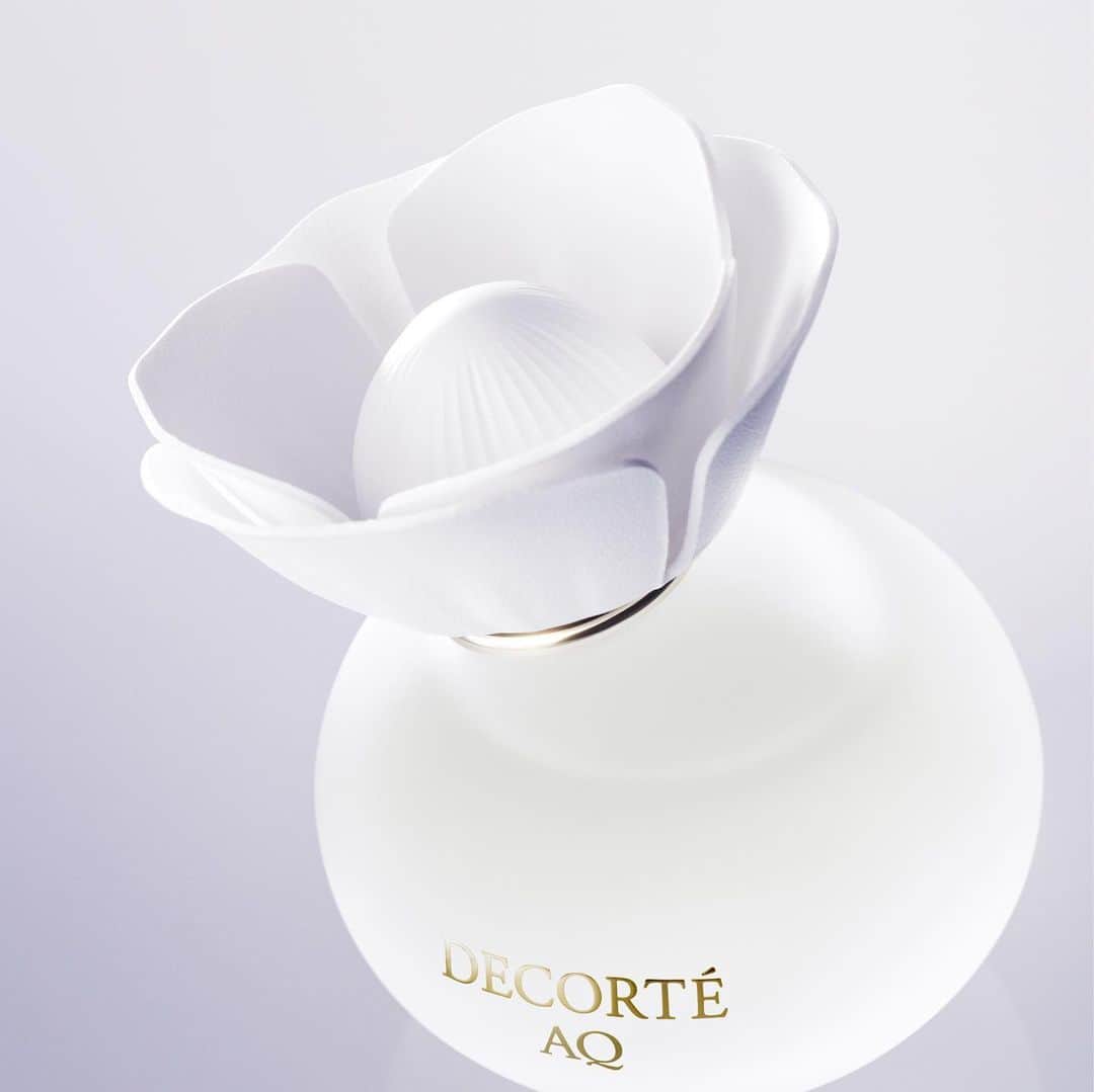 のインスタグラム：「As the elegant floral fragrance gently unfolds.   Its exquisite design reflects the beauty of flowers blooming over time and the rich transformation of the fragrance.  	 優美なフローラルの香りが柔らかにひろがるように。  その麗しいデザインは、時とともに花が美しく開き、香りが豊かに移り変わる様子を表現しています。  10月16日発売　新商品 AQ　オードパルファン  #AQフレグランス #AQfragrance #フレグランス #ＡＱオードパルファン　 #AQeaudeparfum　#eaudeparfum #decorte #コスメデコルテ」