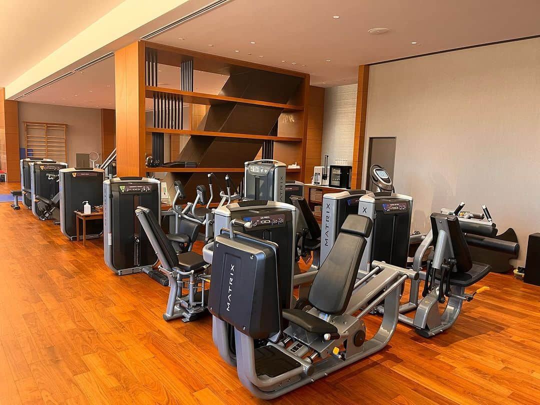 ホテルオークラ東京 Hotel Okura Tokyoのインスタグラム：「One of delights of hotel stay💪 ホテルステイの愉しみの一つ🔥  Okura Fitness & Spa オークラ プレステージタワー 27階 Location: 27th Floor, The Okura Prestige Tower  #スポーツの日 #フィットネスアンドスパ #フィットネス  #ホテルジム #ホテルプール #ジム  #theokuratokyo #オークラ東京 #ホテル  #東京ホテル #ラグジュアリーホテル #fitnessandspa #gym #hotelgym  #health #fitness  #tokyohotel #luxuryhotel  #lhw #uncommontravel #lhwtraveler #东京 #酒店 #도쿄 #호텔 #일본 #ญี่ปุ่น #โตเกียว #โรงแรม #japon」