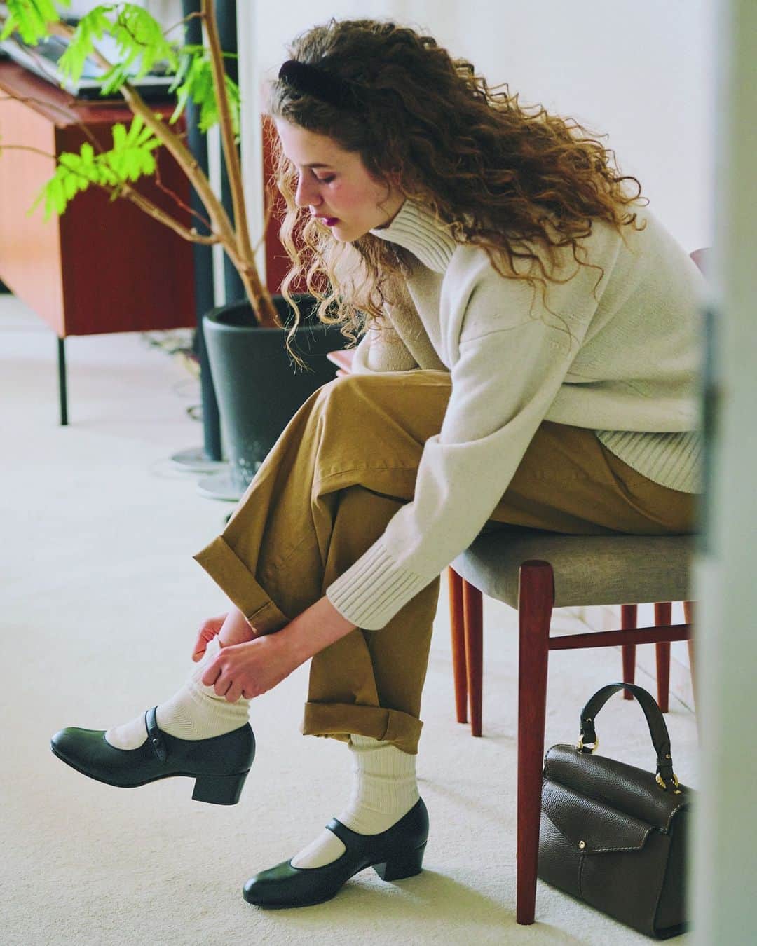 FUDGEのインスタグラム：「‣ ‣ ‣恋する乙女の靴とバッグ  〔 Photo 01 〕Pumps どんな洋服にも合わせやすくて、ちょっぴり背伸びをしたい時に頼れるのが黒のパンプス。コーディネートに女性らしさを香らせながら足も美しく見せる、レディの強い味方なのです。  カジュアルスタイルにレディな足元 アンバランスがGOOD バランス  《ビューティフルシューズ》のパンプスは、イタリア製のベビーカーフを用いたキメの細かいしっとりとした質感が特徴。フルハンドメイドで仕立てられたこだわりに加え、上品な足元を演出するシンプルかつ洗練されたデザインが魅力のひとつ。オーバーサイズのセーターとチノパンのカジュアルな装いにプラスして、レディなアクセントを加えます。  ✔︎ #セーター ✔︎ #パンプス 〰︎ BEAUTIFUL SHOES @beautiful_shoes_official 〰︎ ともにTraditional Weatherwear @traditionalweatherwear  ✔︎ #パンツ 〰︎ D.M.G @dmg_official_pr  ✔︎ #カチューシャ 〰︎ ALEXANDRE DE PARIS @alexandredeparis_japan  ✔︎ #バッグ 〰︎ LORISTELLA @loristella.official  〔 Photo 02 〕Loafers 女の子だって、ハンサムな足元に憧れる。レディな装いにメンズライクなローファーで抜け感を与えるのって、なんだかお洒落上級者っぽいよね?さまざまなスタイルとマッチするベーシックな1足、持っていて損はなし。  女の子らしいスタイリングの外し役に クリーンなローファーをオン  キュートなカーディガンに、ふんわりとした揺れ感が女性らしいシルク混素材のギャザースカートをコーディネート。レディな装いの足元には、ボーイッシュなローファー合わせがしっくりくる。インソールに採用された“ポロン®︎”は衝撃吸収性に優れ、人の体温によって抜群のフィット感を発揮するから、革靴ながら長時間の歩行もなんのその。これならデートでたくさん歩いてもへっちゃら!  ✔︎ #カーディガン 〰︎ Traditional Weatherwear @traditionalweatherwear  ✔︎ #カットソー 〰︎ naru factor @naru_factory  ✔︎ #スカート  〰︎ TOUJOURS @toujours_tokyo  ✔︎ #ローファー 〰︎ Sanders @sandersshoes  - - - - - - - - - - - - - - - 『FUDGE』2023年10月号は『 GOOD STANDARD ずっと使える、本当にいいもの。 』特集全国の書店、コンビニ、webで人気販売中です！◎ ぜひ最新号をゲットして @fudge_magazine をタグ付けしてくださいね！  《FUDGEの他のアカウントも更新中》 ⌎men'sFUDGE @mensfudge ⌎snap @fudge_snap ⌎online store @fudge_online_store ⌎friend @fudge_friend ⌎coffee @fudge_coffee  #fudge #ファッジ #fudge_magazine #洋服好きな人と繋がりたい #服好き #おしゃれ女子 #おしゃれ好き #お洒落好き #お洒落女子 #コーディネート #カジュアルコーデ #秋コーデ #秋冬コーデ」